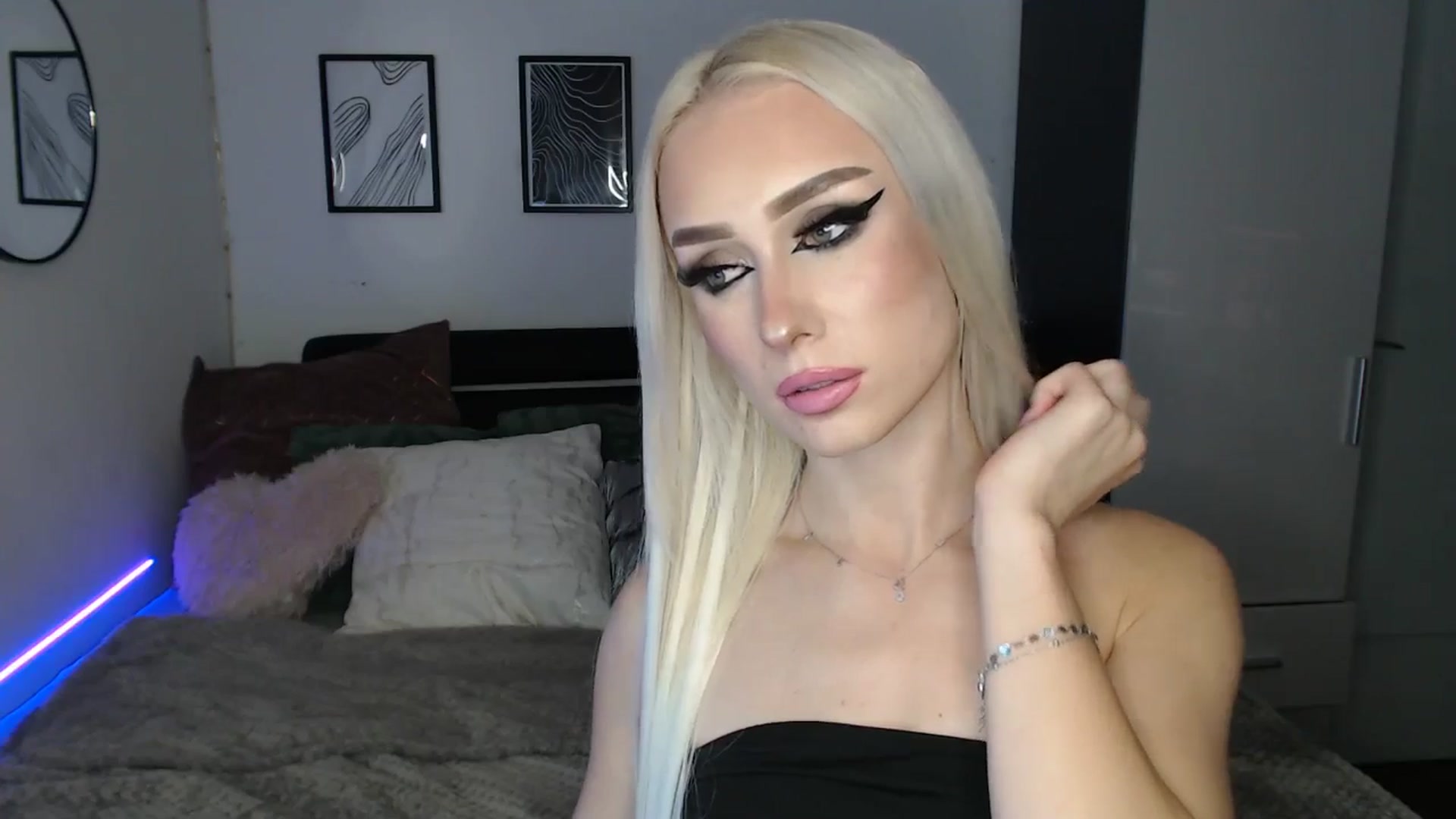 Gallery image thumbnail from Isabella_baby's myfreecams stream on, 09/27/2025, 24:57 image 12 of 20