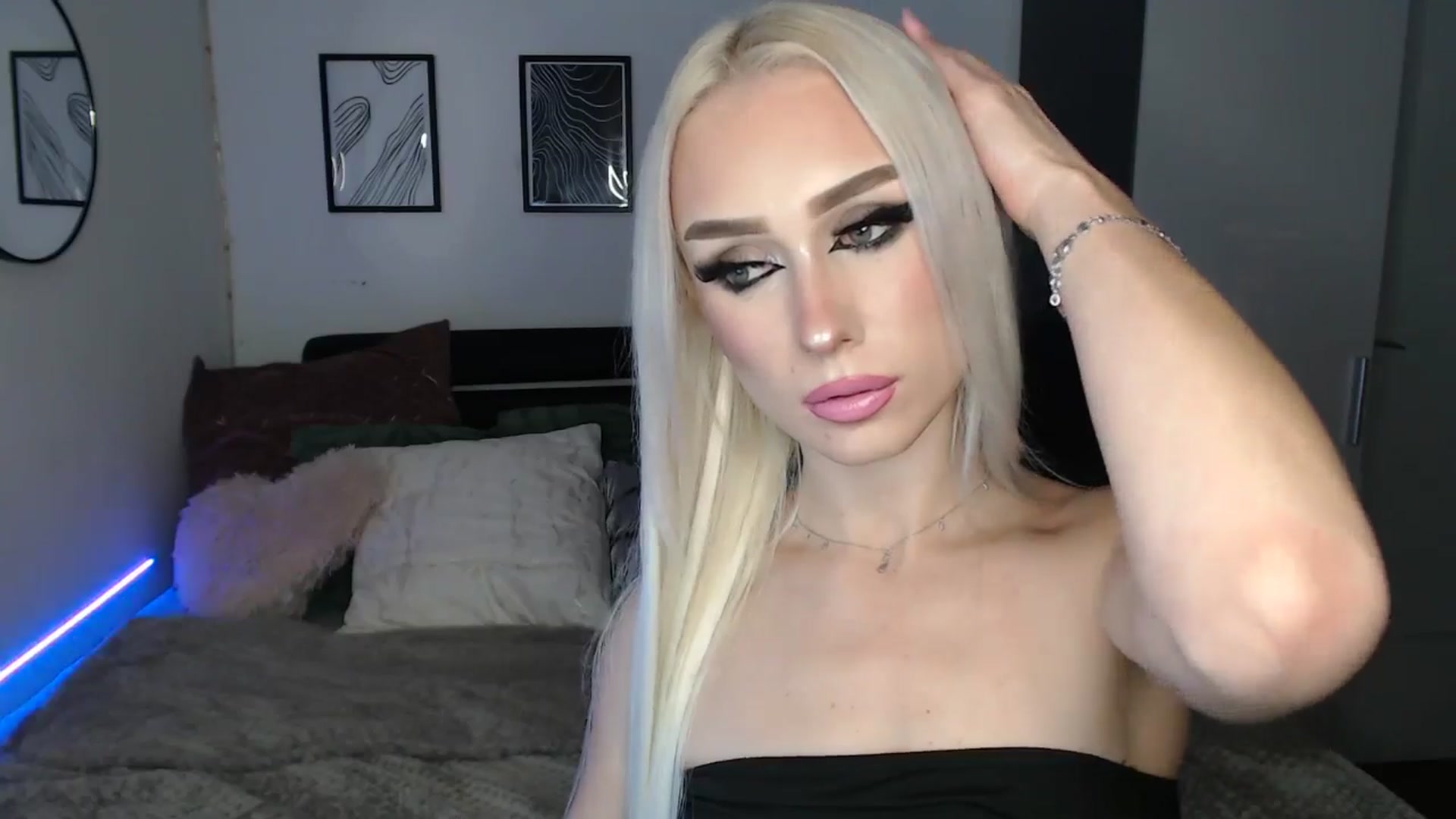 Gallery image thumbnail from Isabella_baby's myfreecams stream on, 09/27/2025, 24:57 image 3 of 20