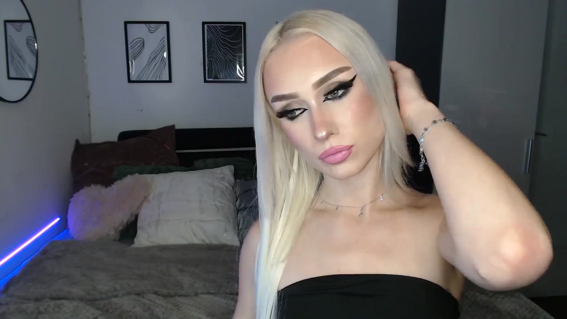 Gallery image thumbnail from Isabella_baby's myfreecams stream on, 09/27/2025, 24:57 image 7 of 20