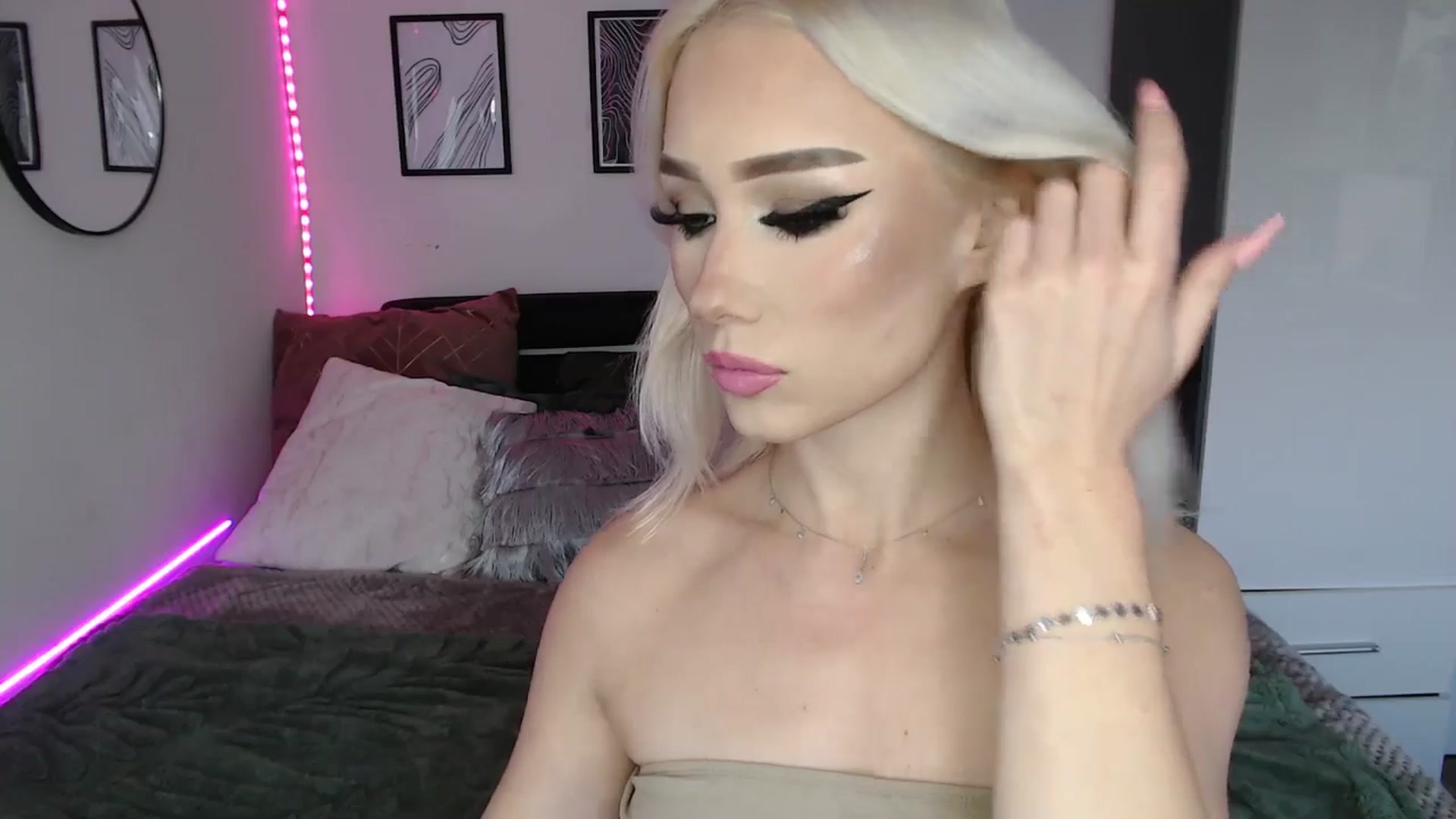 Gallery image thumbnail from Isabella_baby's myfreecams stream on, 09/28/2025, 16:55 image 2 of 20