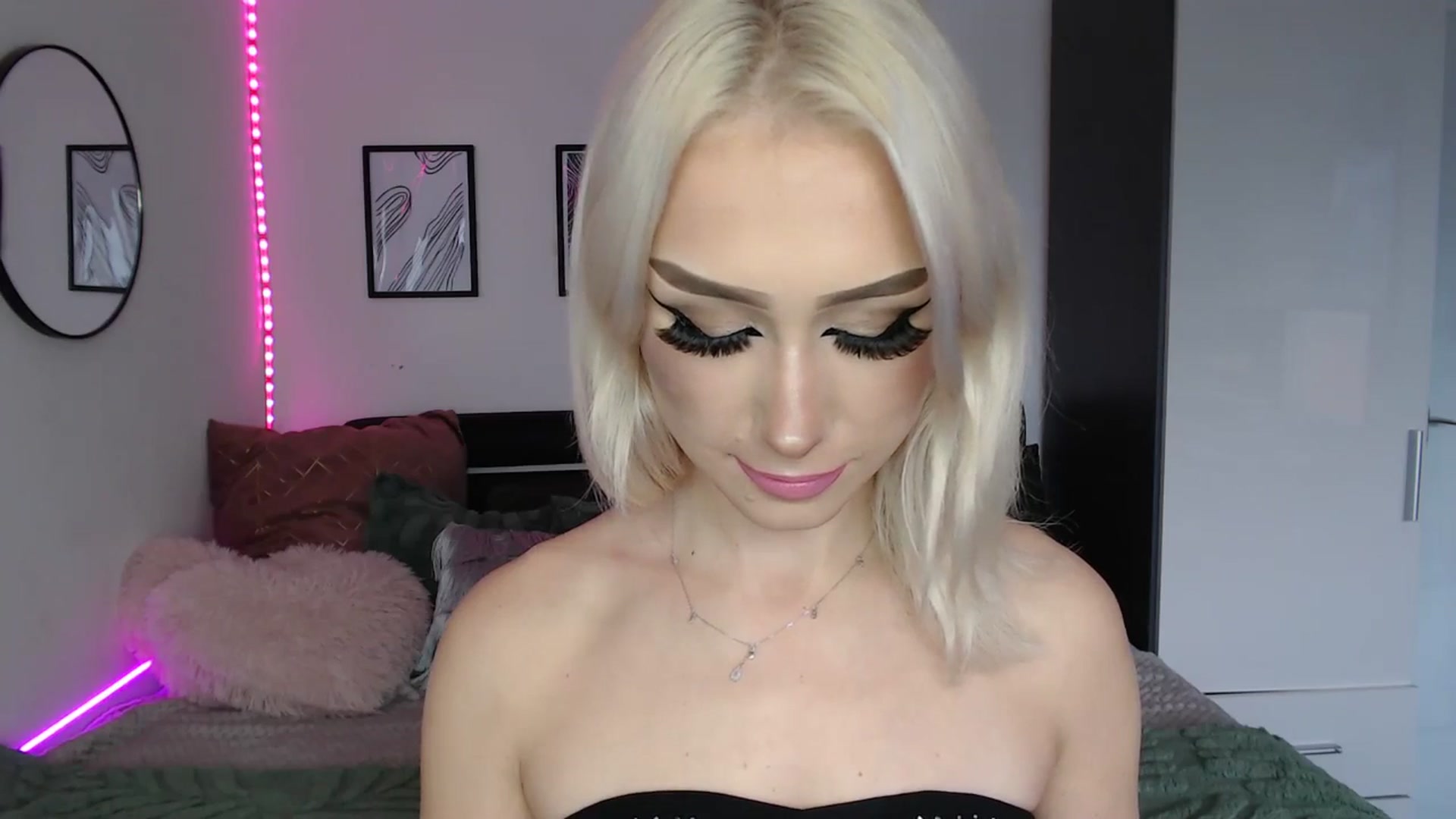 Gallery image thumbnail from Isabella_baby's myfreecams stream on, 09/29/2025, 16:13 image 13 of 20