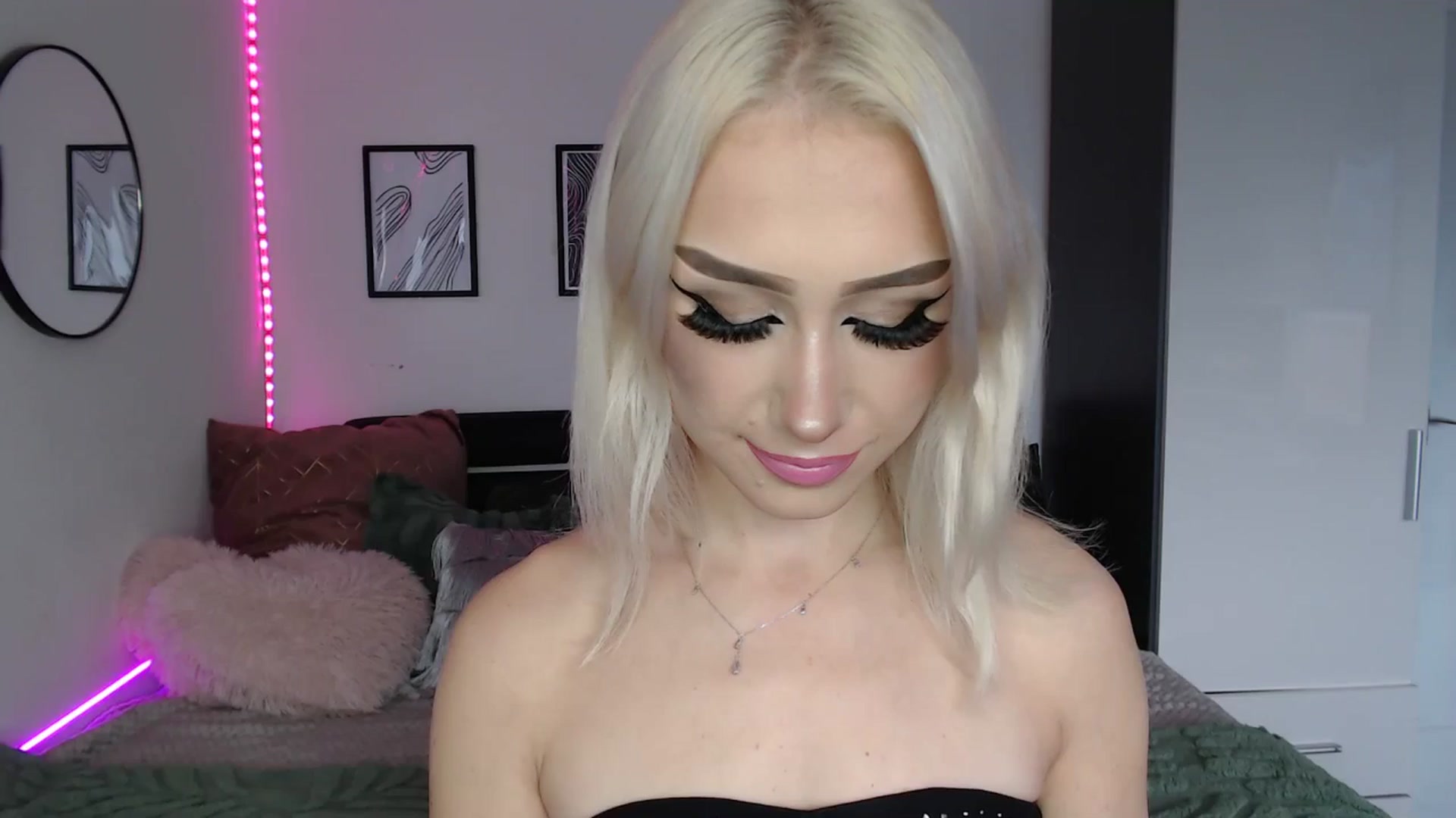 Gallery image thumbnail from Isabella_baby's myfreecams stream on, 09/29/2025, 16:13 image 10 of 20