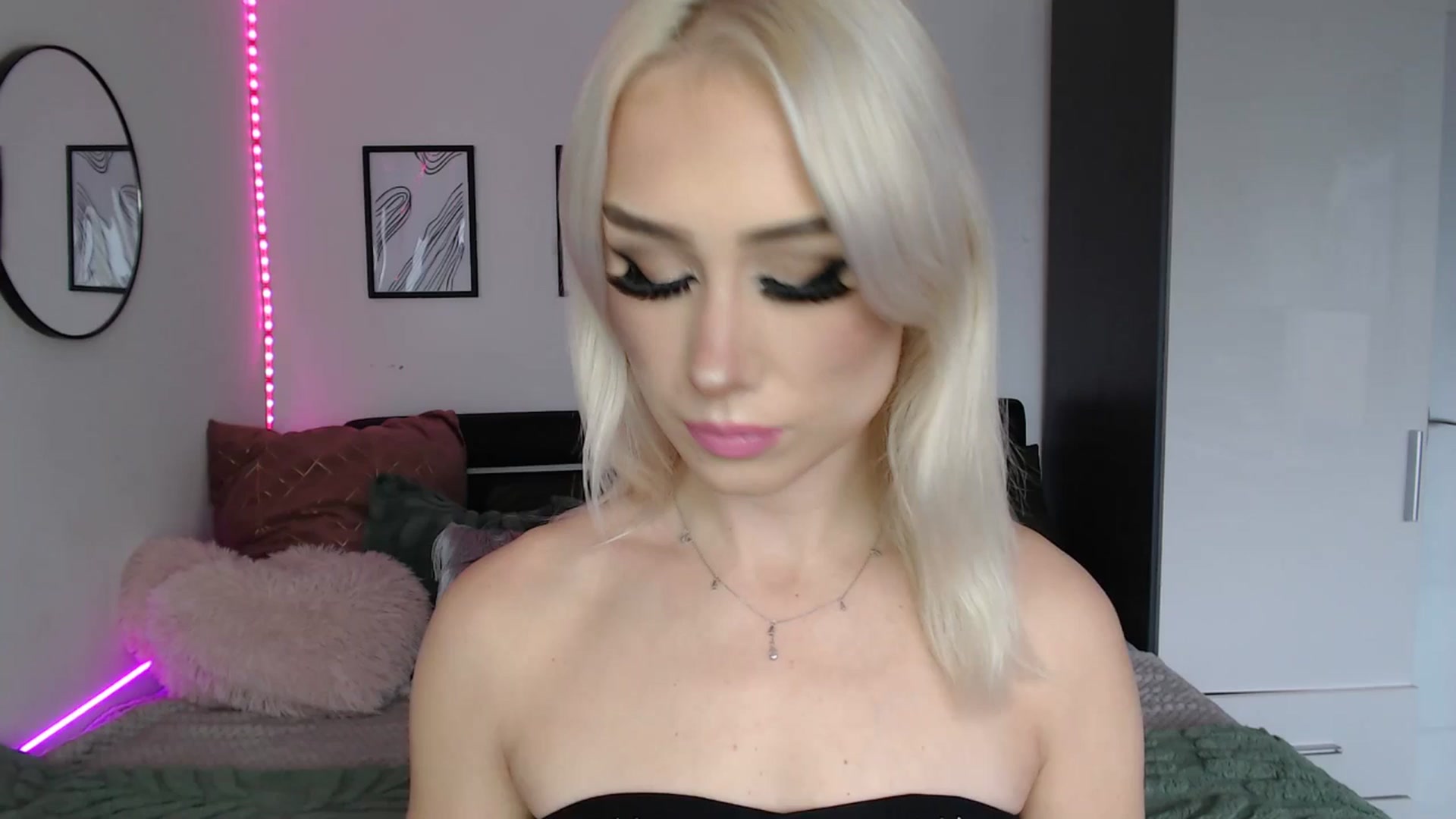 Gallery image thumbnail from Isabella_baby's myfreecams stream on, 09/29/2025, 16:13 image 4 of 20