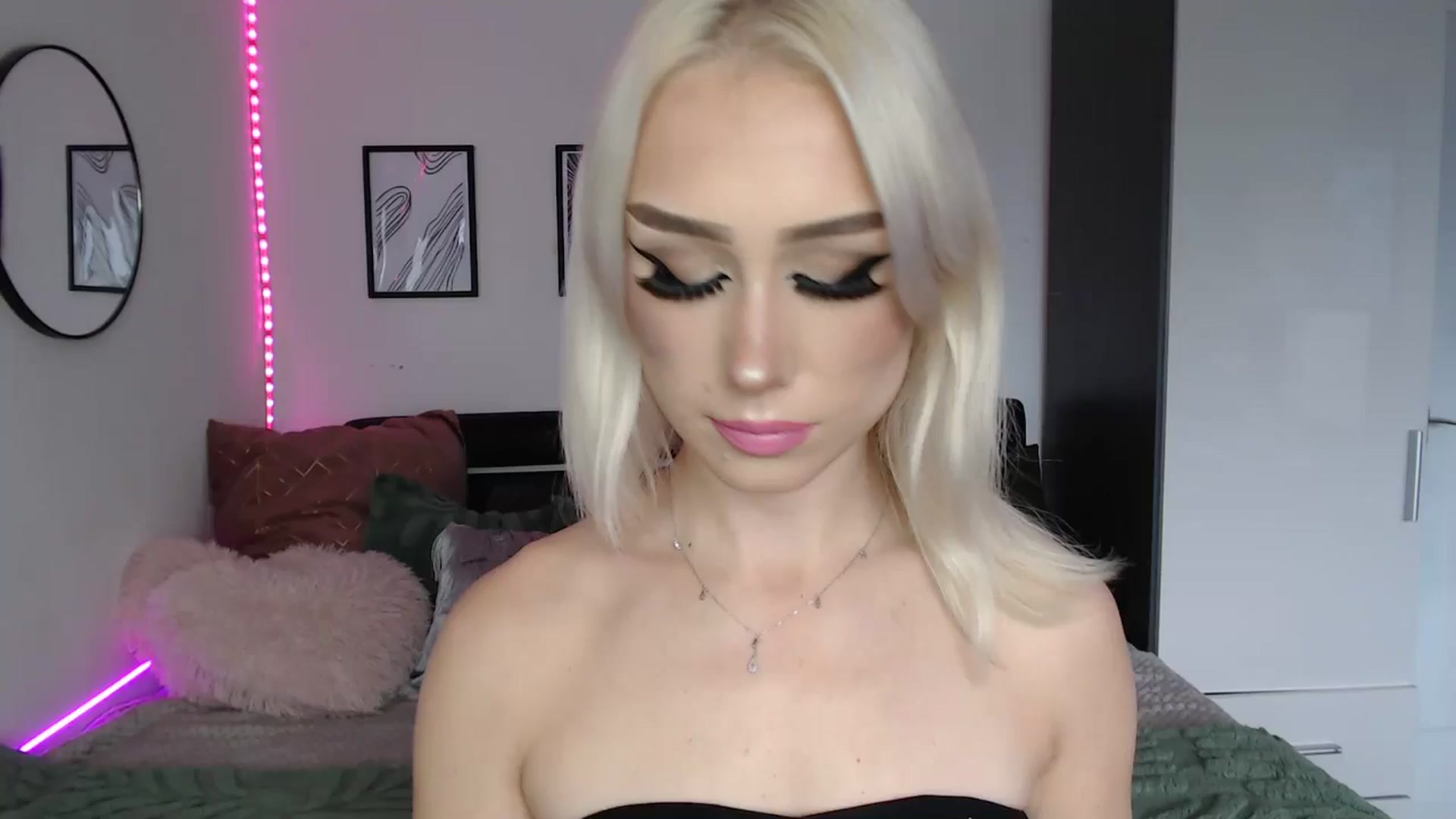 Gallery image thumbnail from Isabella_baby's myfreecams stream on, 09/29/2025, 16:13 image 7 of 20