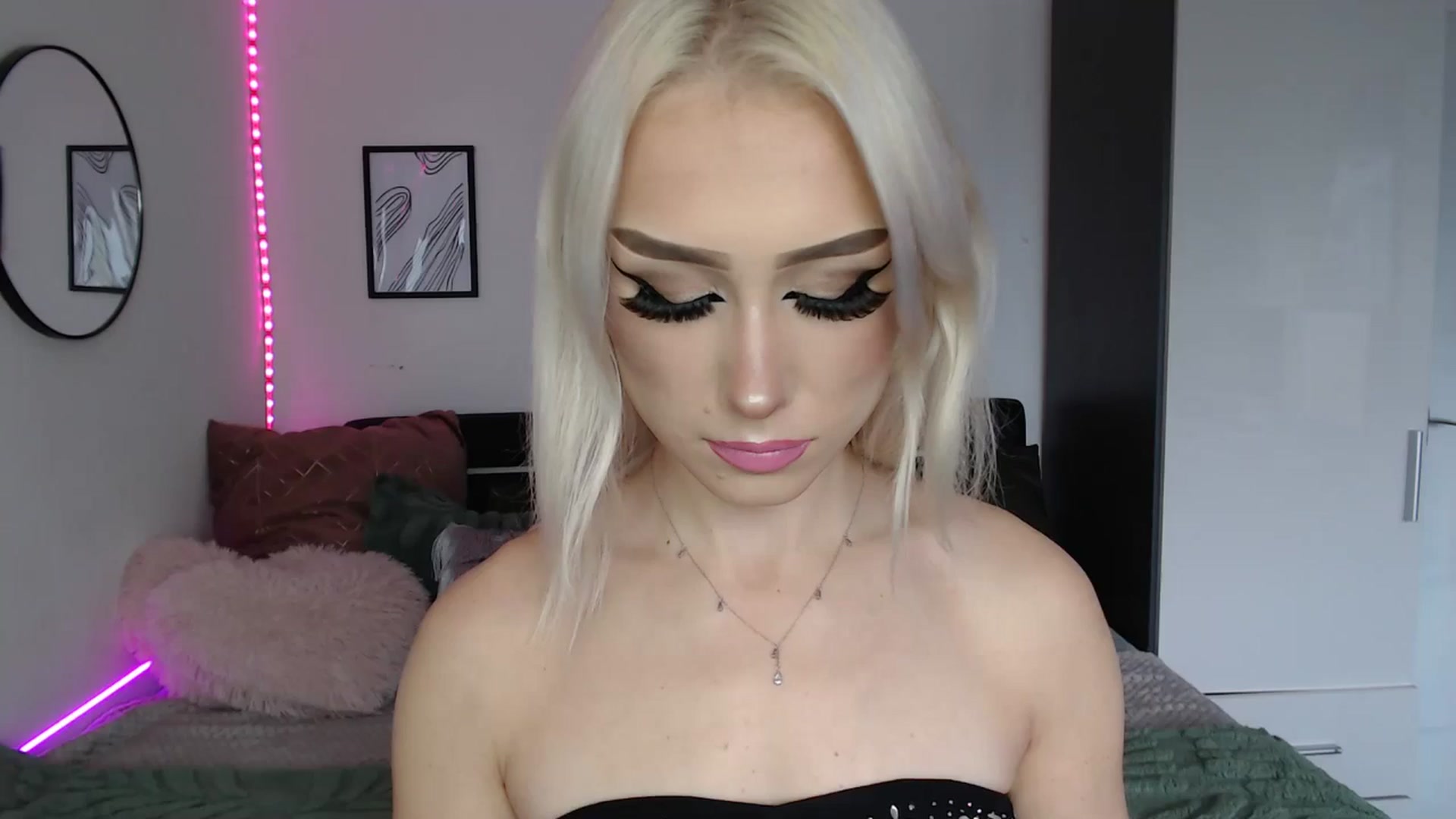 Gallery image thumbnail from Isabella_baby's myfreecams stream on, 09/29/2025, 16:13 image 1 of 20