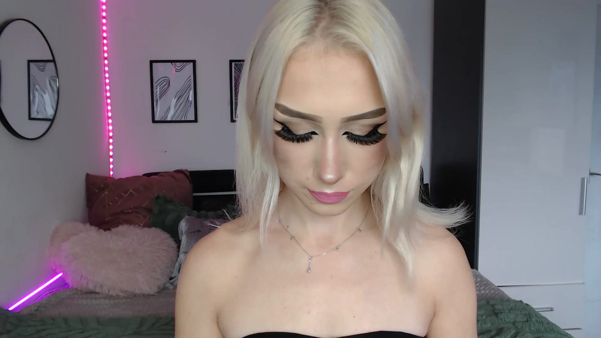 Gallery image thumbnail from Isabella_baby's myfreecams stream on, 09/29/2025, 16:13 image 9 of 20