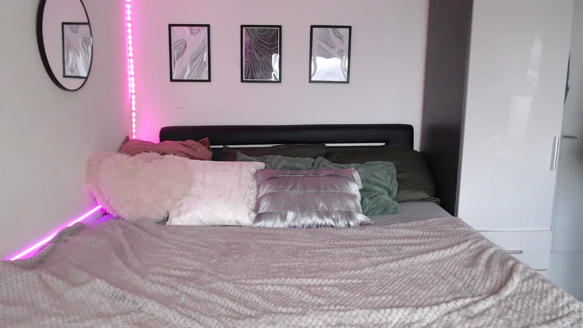 Gallery image thumbnail from Isabella_baby's myfreecams stream on, 10/02/2025, 14:32 image 16 of 20