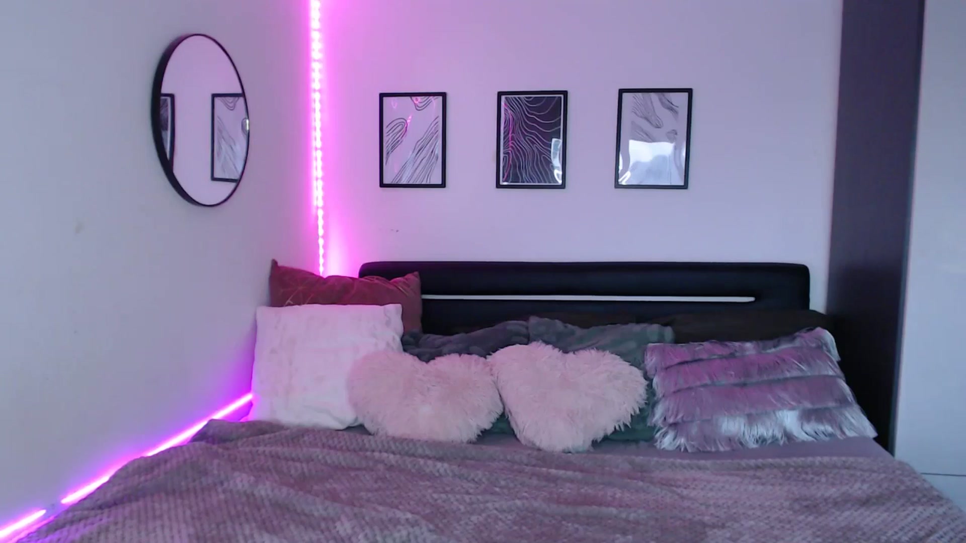Gallery image thumbnail from Isabella_baby's myfreecams stream on, 10/14/2025, 16:17 image 13 of 20