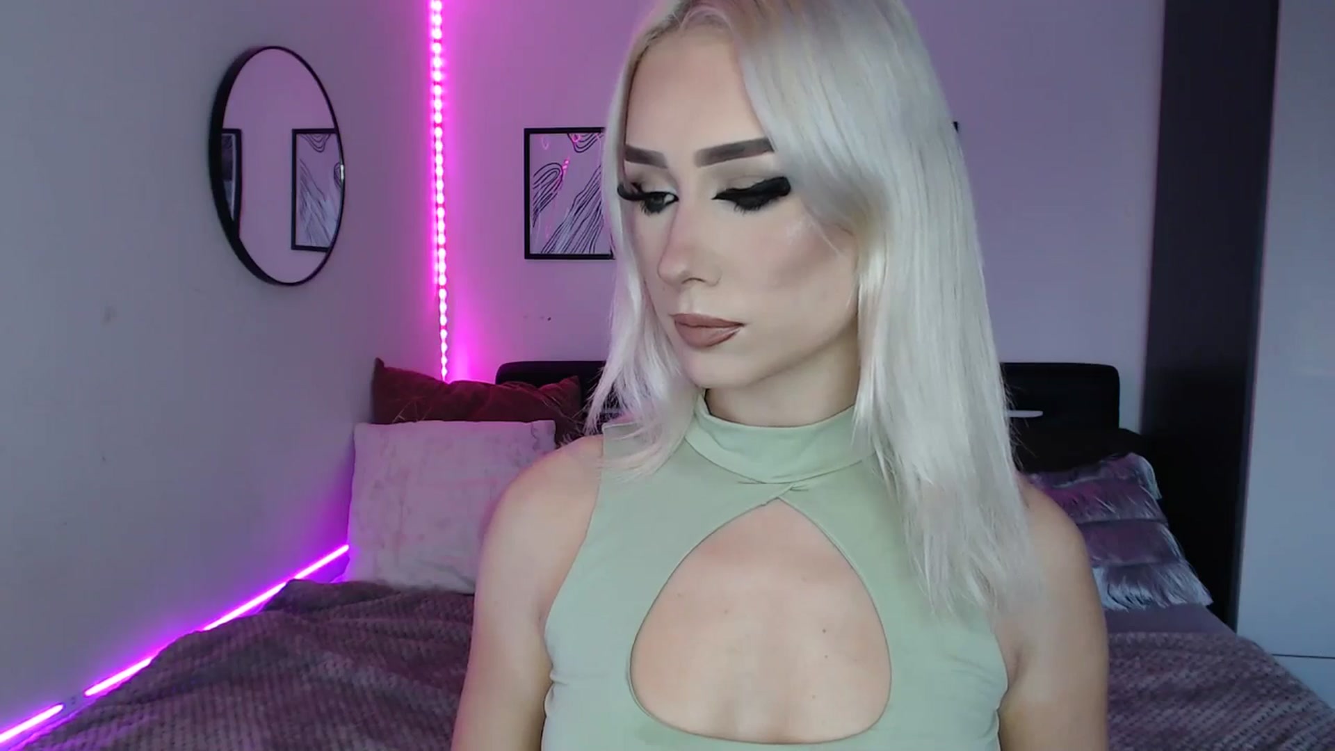 Gallery image thumbnail from Isabella_baby's myfreecams stream on, 10/14/2025, 16:17 image 11 of 20