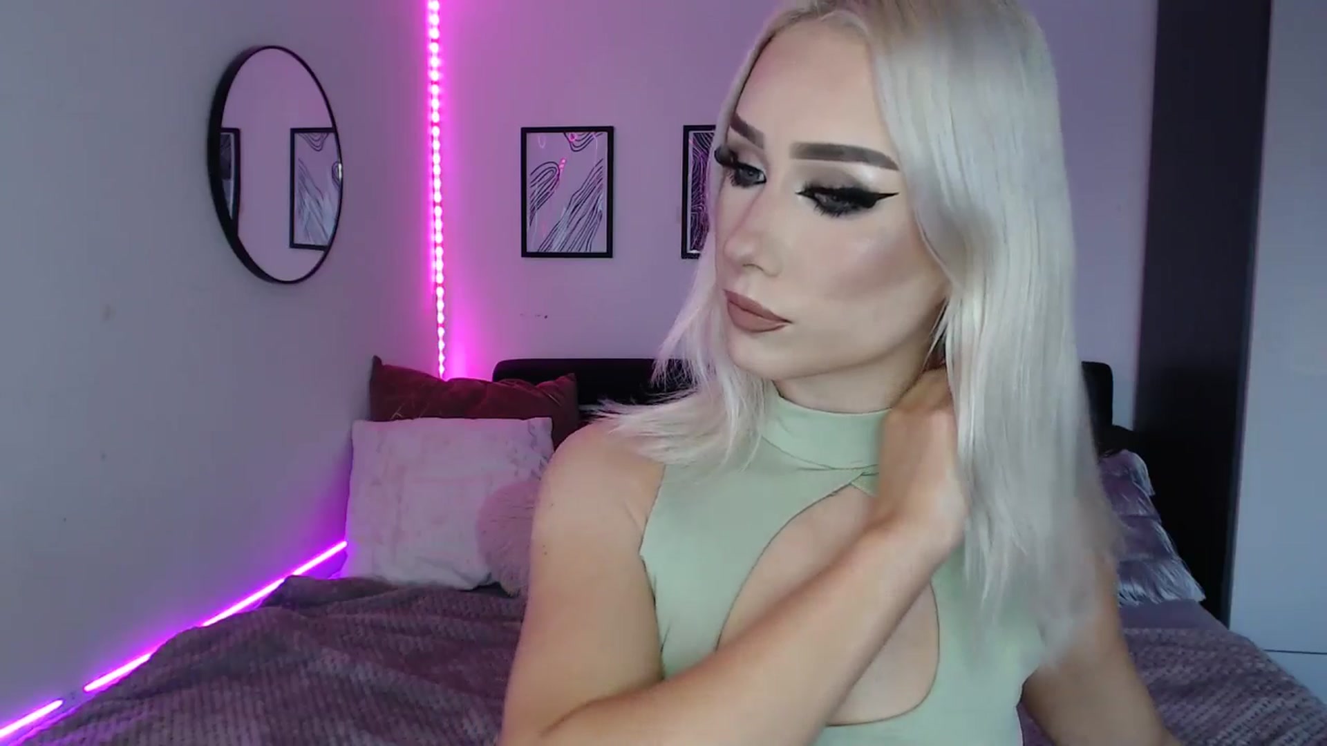 Gallery image thumbnail from Isabella_baby's myfreecams stream on, 10/14/2025, 16:17 image 8 of 20
