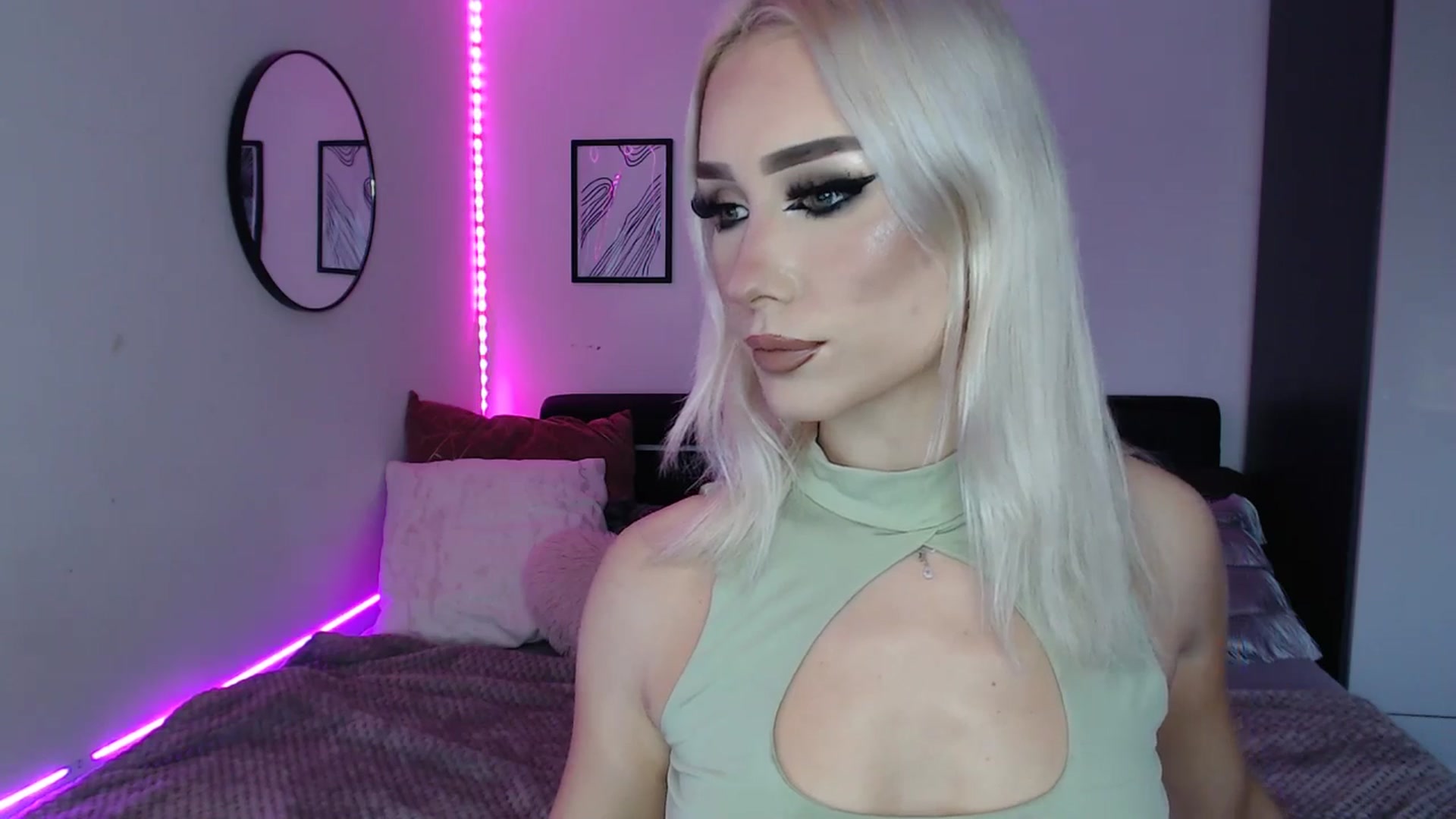 Gallery image thumbnail from Isabella_baby's myfreecams stream on, 10/14/2025, 16:17 image 17 of 20