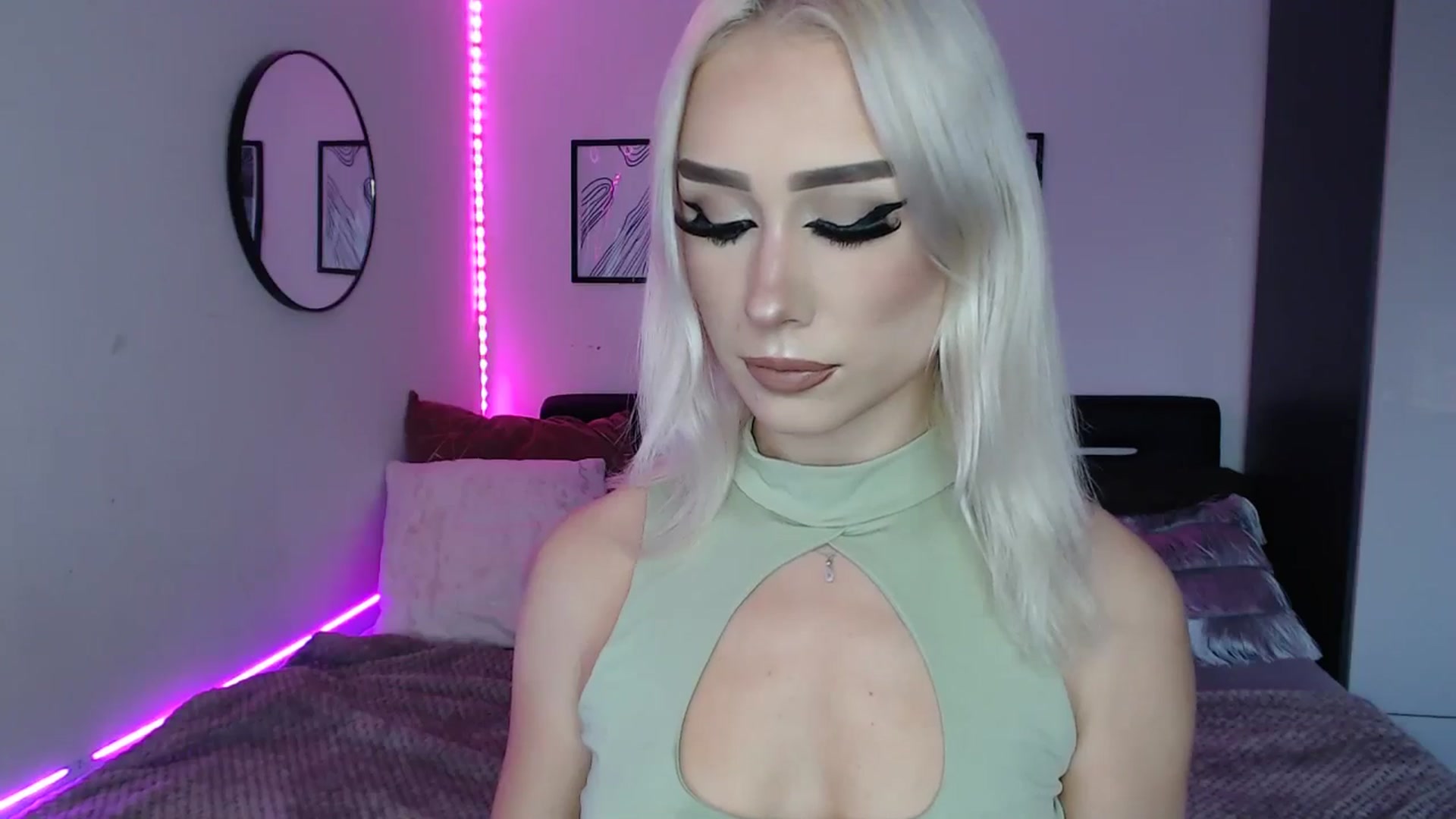 Gallery image thumbnail from Isabella_baby's myfreecams stream on, 10/14/2025, 16:17 image 14 of 20