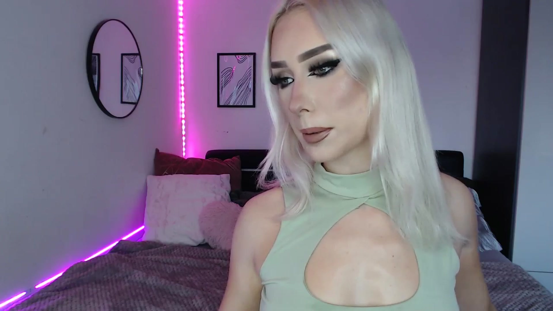 Gallery image thumbnail from Isabella_baby's myfreecams stream on, 10/14/2025, 16:17 image 2 of 20