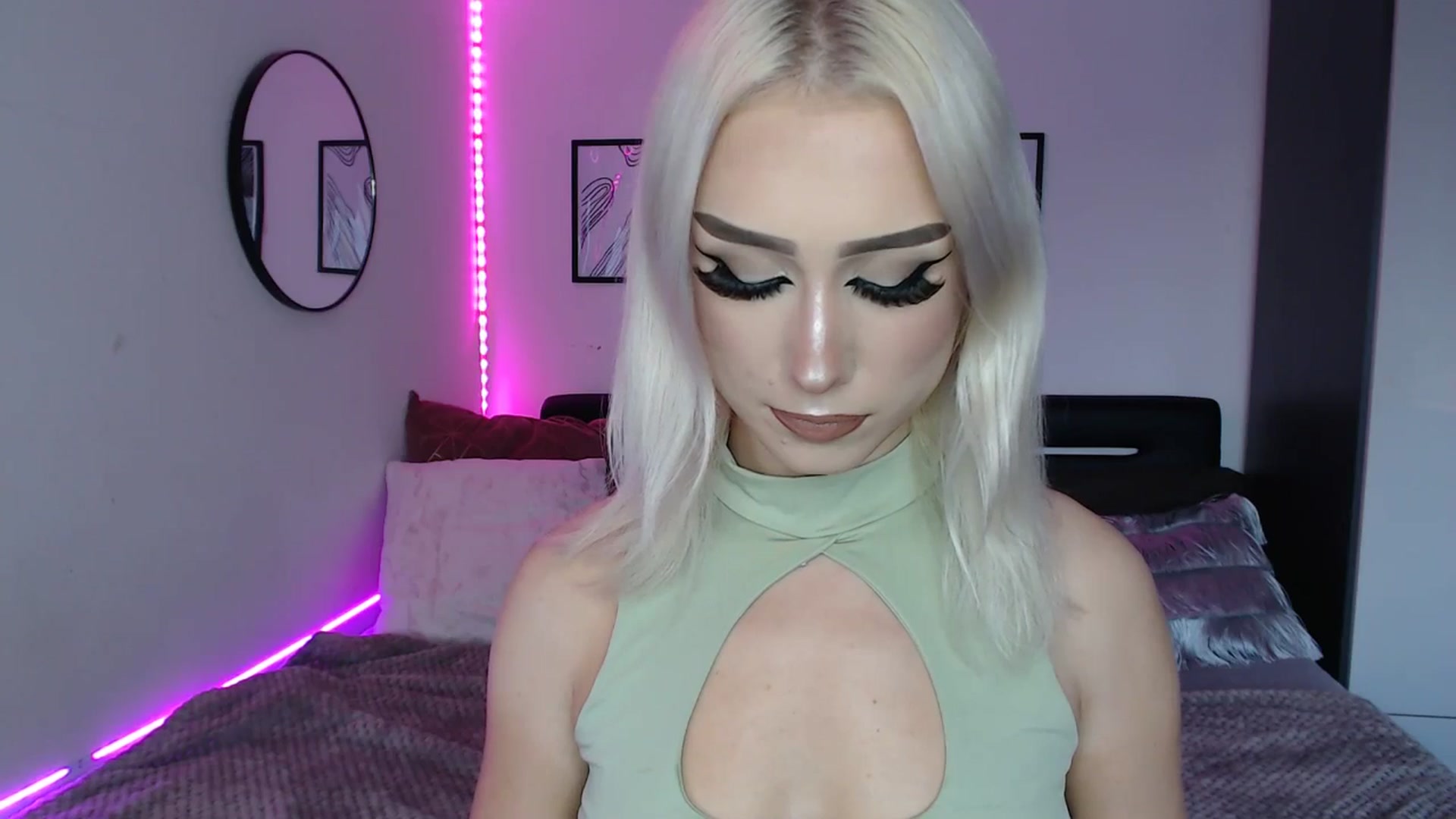 Gallery image thumbnail from Isabella_baby's myfreecams stream on, 10/14/2025, 16:17 image 3 of 20