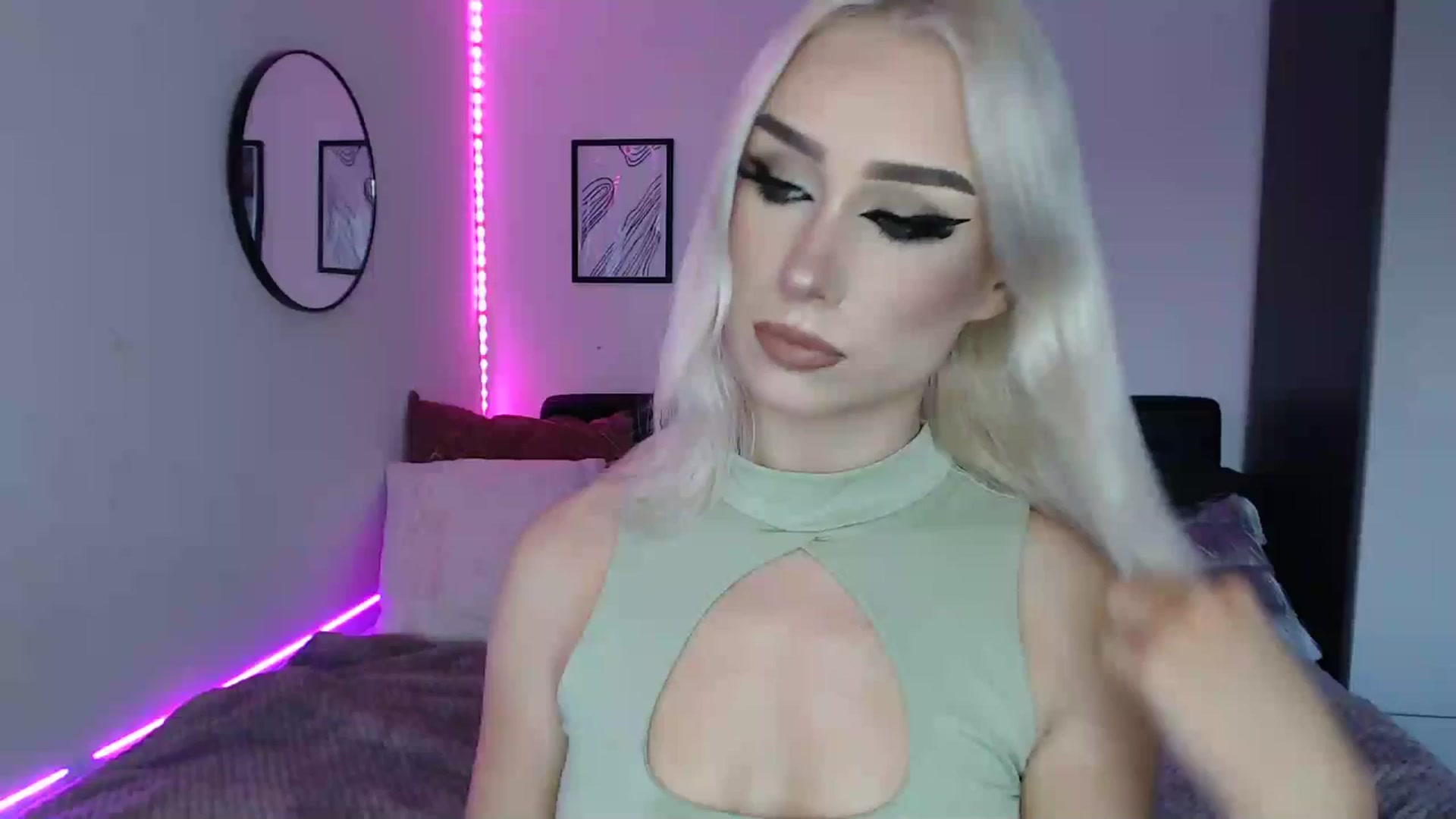 Gallery image thumbnail from Isabella_baby's myfreecams stream on, 10/14/2025, 16:17 image 6 of 20