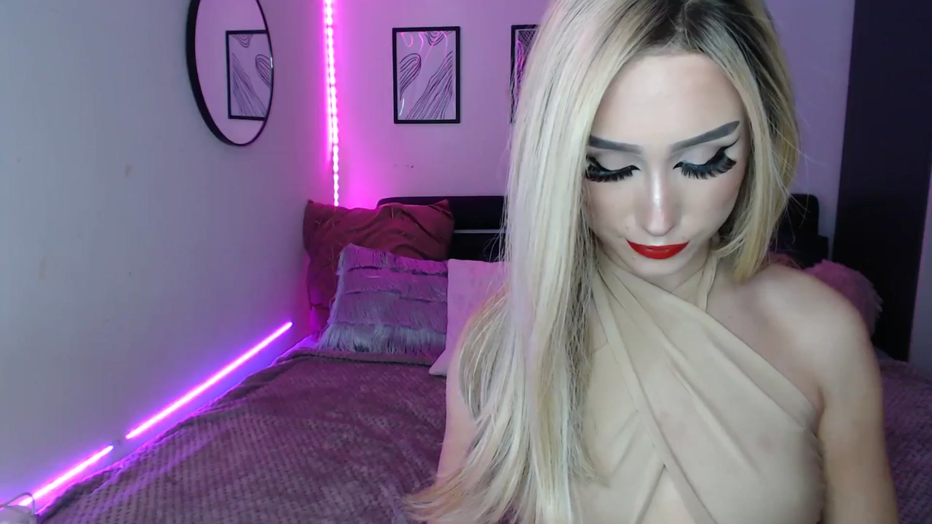 Gallery image thumbnail from Isabella_baby's myfreecams stream on, 10/21/2025, 19:23 image 6 of 20