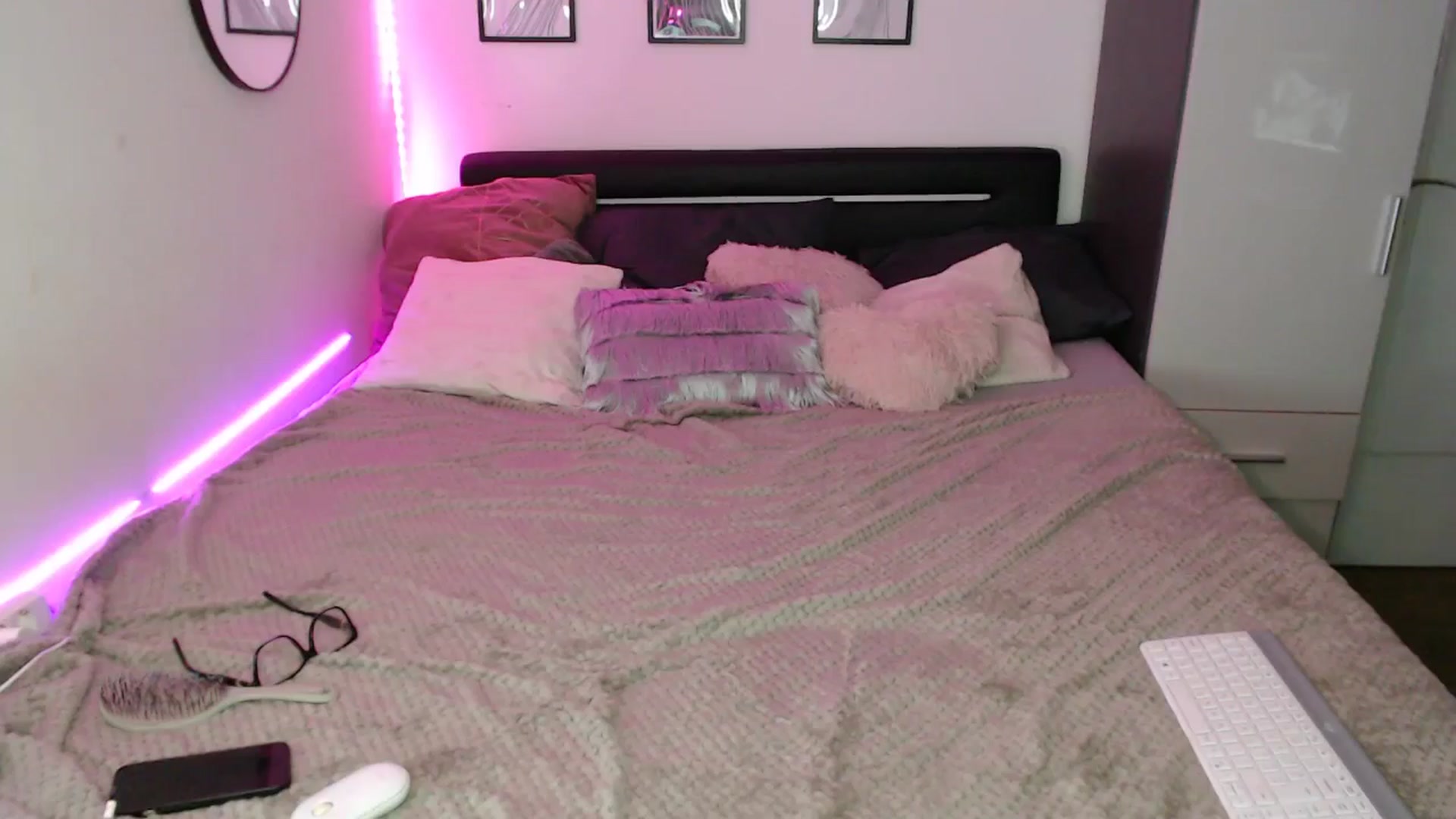 Gallery image thumbnail from Isabella_baby's myfreecams stream on, 10/26/2025, 24:39 image 9 of 20