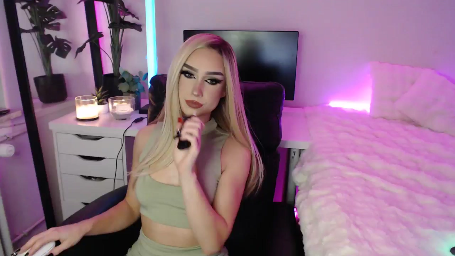 Gallery image thumbnail from Isabella_baby's myfreecams stream on, 11/10/2025, 16:06 image 1 of 20