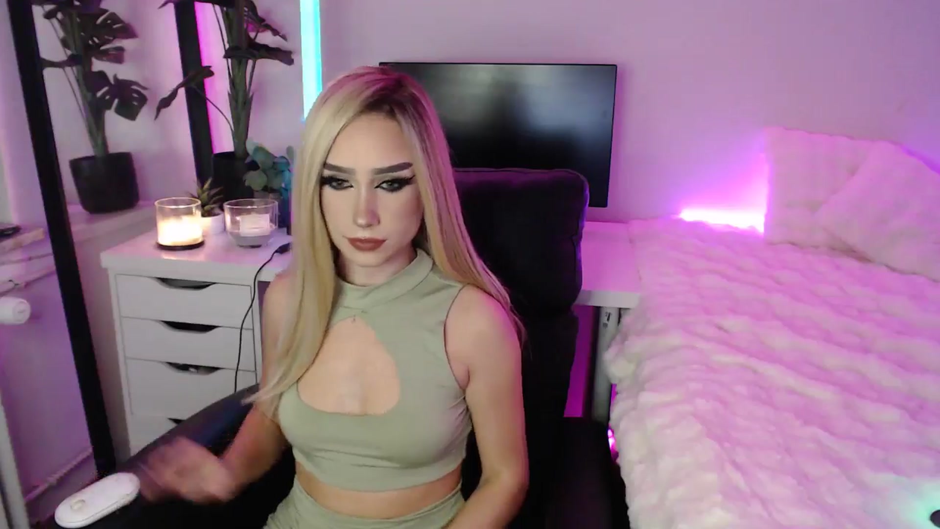 Gallery image thumbnail from Isabella_baby's myfreecams stream on, 11/10/2025, 16:06 image 3 of 20