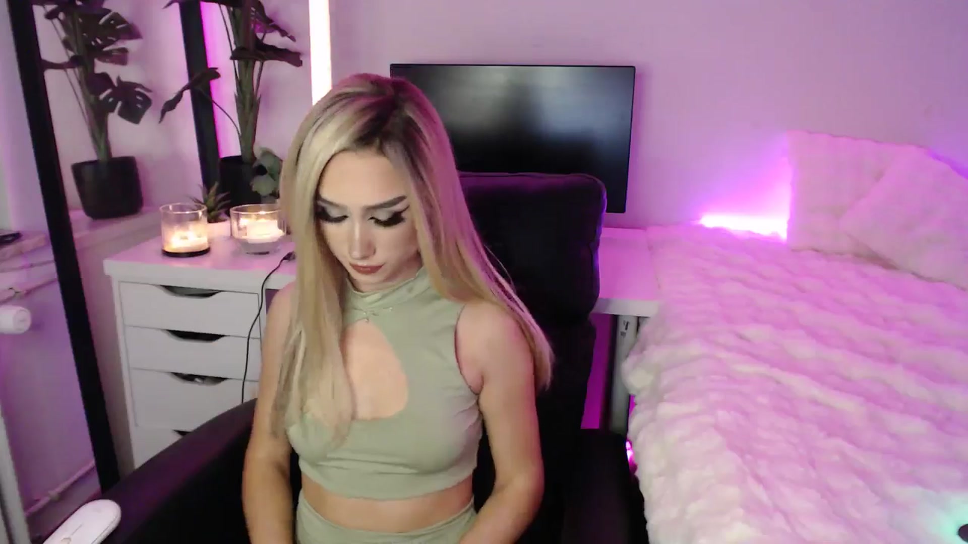 Gallery image thumbnail from Isabella_baby's myfreecams stream on, 11/10/2025, 16:06 image 11 of 20