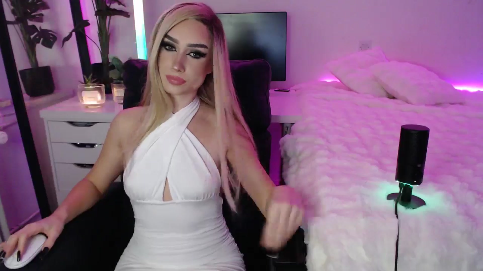 Gallery image thumbnail from Isabella_baby's myfreecams stream on, 11/11/2025, 15:22 image 4 of 20