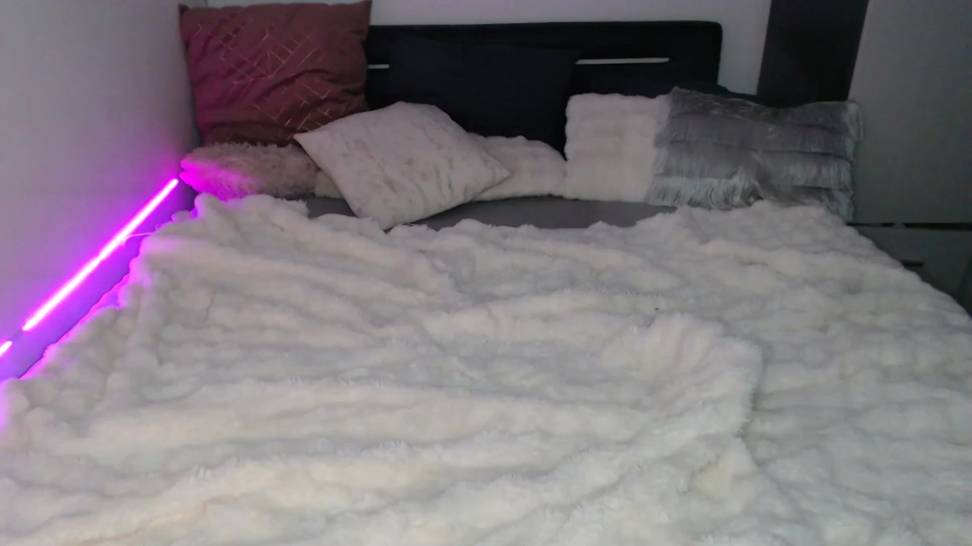 Gallery image thumbnail from Isabella_baby's myfreecams stream on, 12/21/2025, 22:48 image 20 of 20
