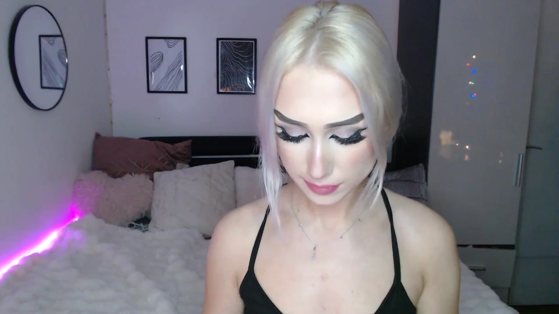 Gallery image thumbnail from Isabella_baby's myfreecams stream on, 12/23/2025, 24:32 image 2 of 20