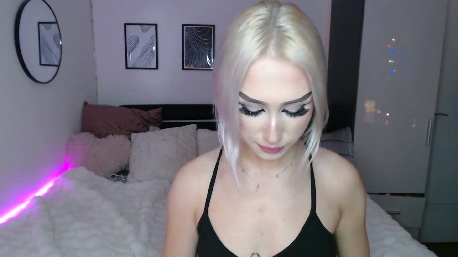 Gallery image thumbnail from Isabella_baby's myfreecams stream on, 12/23/2025, 24:32 image 19 of 20