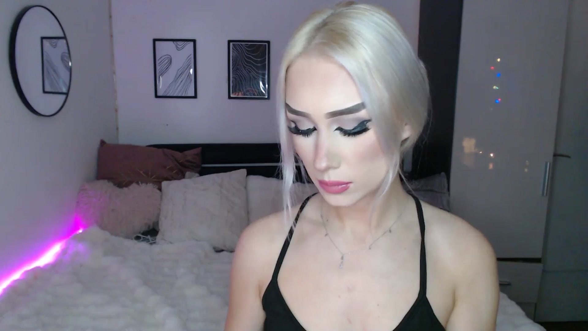 Gallery image thumbnail from Isabella_baby's myfreecams stream on, 12/23/2025, 24:32 image 4 of 20