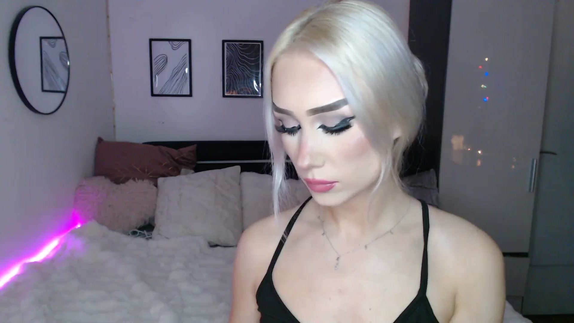 Gallery image thumbnail from Isabella_baby's myfreecams stream on, 12/23/2025, 24:32 image 7 of 20