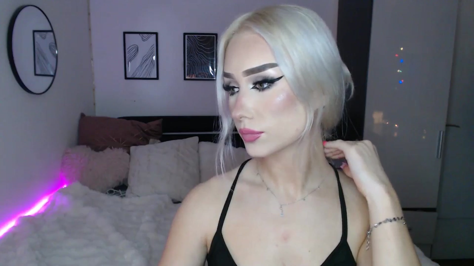Gallery image thumbnail from Isabella_baby's myfreecams stream on, 12/23/2025, 24:32 image 12 of 20