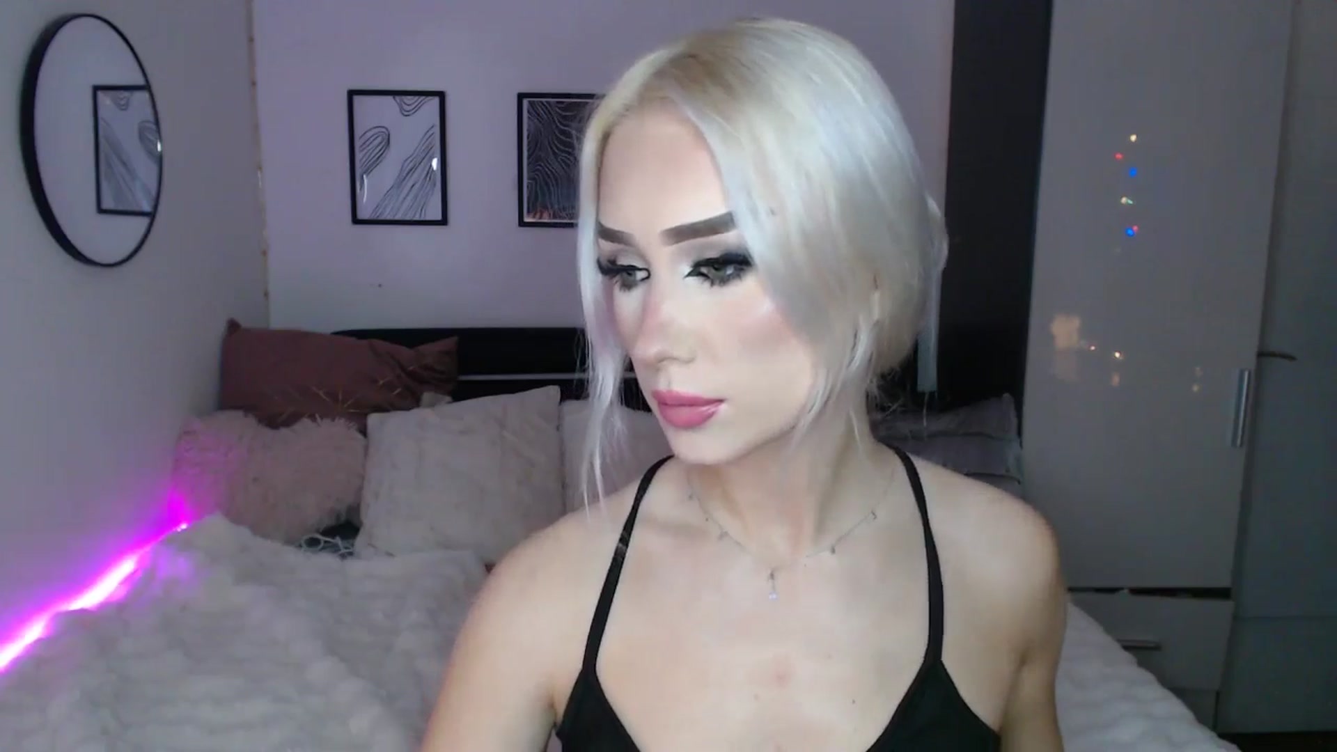 Gallery image thumbnail from Isabella_baby's myfreecams stream on, 12/23/2025, 24:32 image 17 of 20