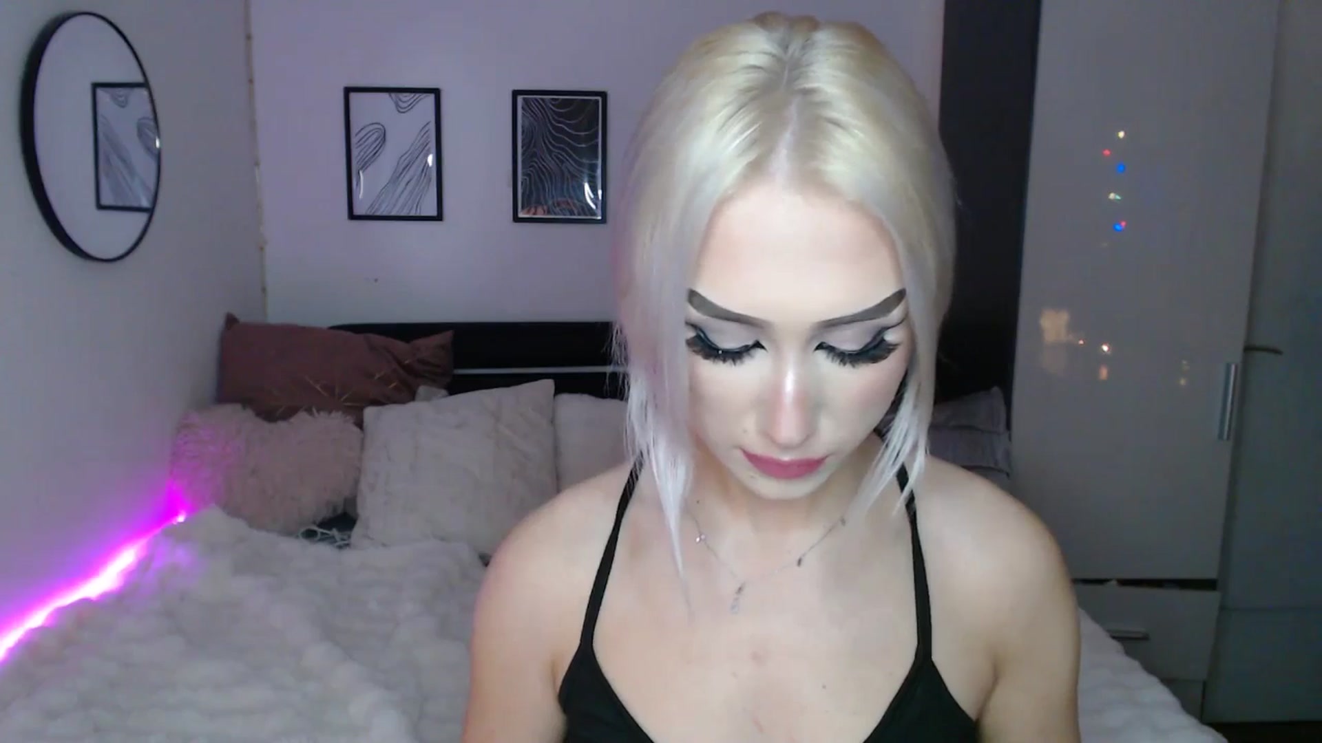 Gallery image thumbnail from Isabella_baby's myfreecams stream on, 12/23/2025, 24:32 image 3 of 20
