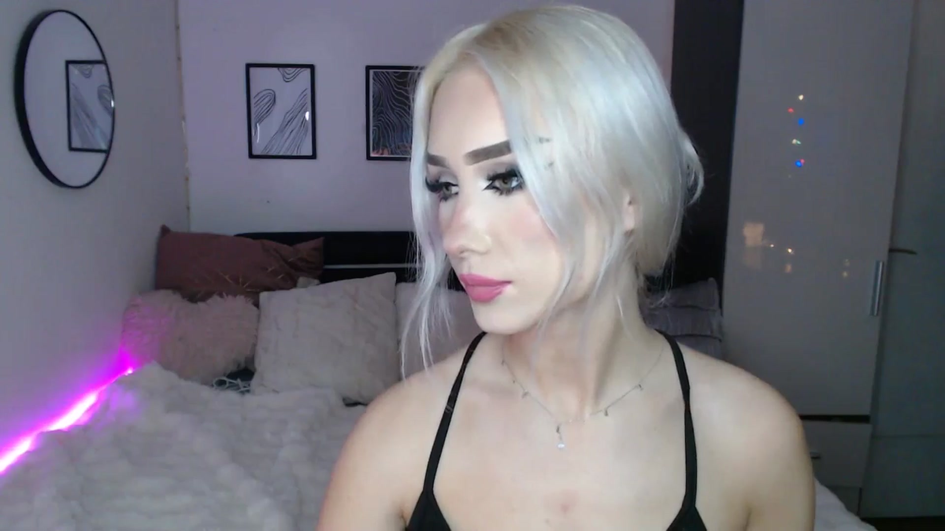 Gallery image thumbnail from Isabella_baby's myfreecams stream on, 12/23/2025, 24:32 image 15 of 20