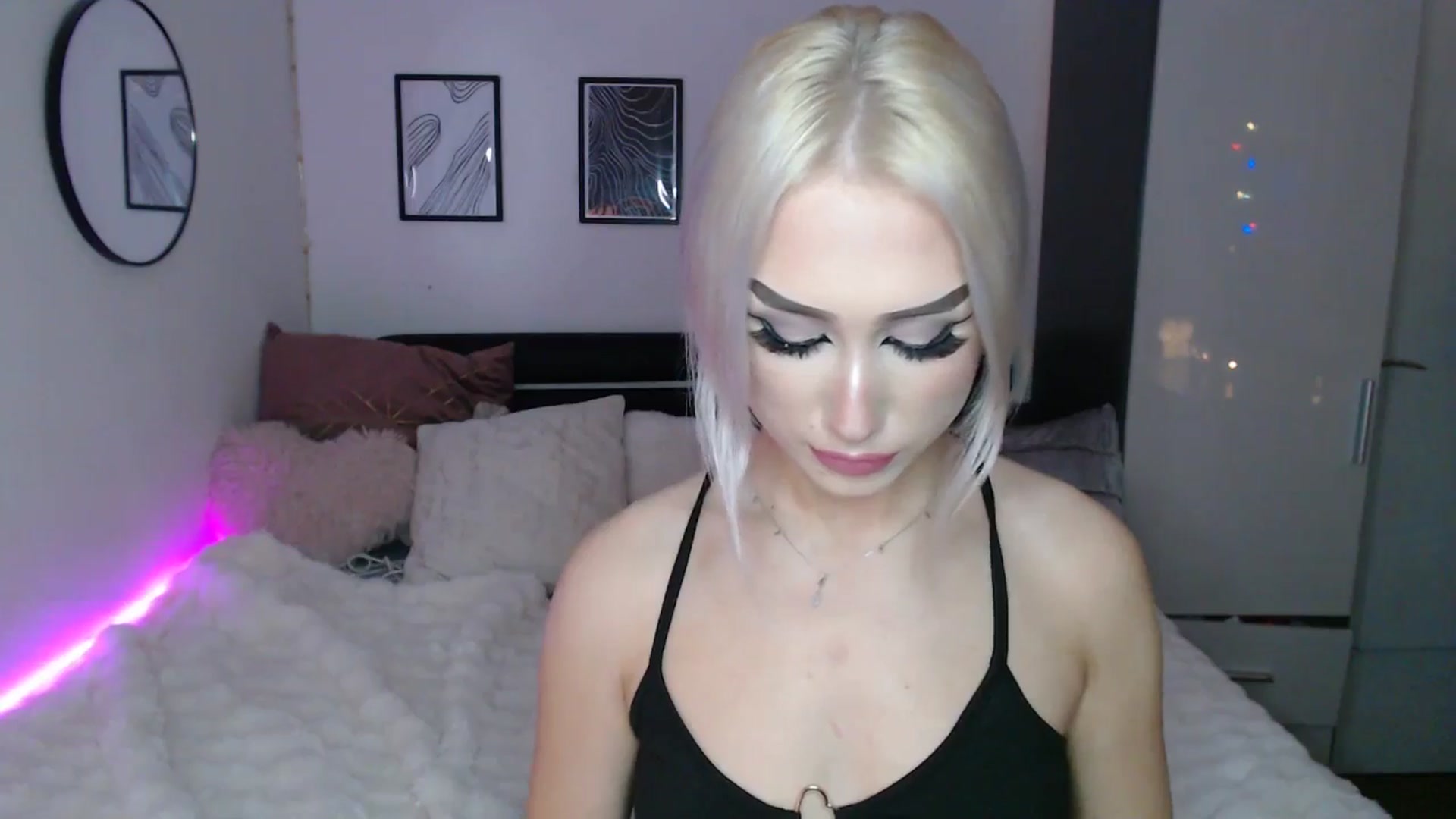 Gallery image thumbnail from Isabella_baby's myfreecams stream on, 12/23/2025, 24:32 image 20 of 20