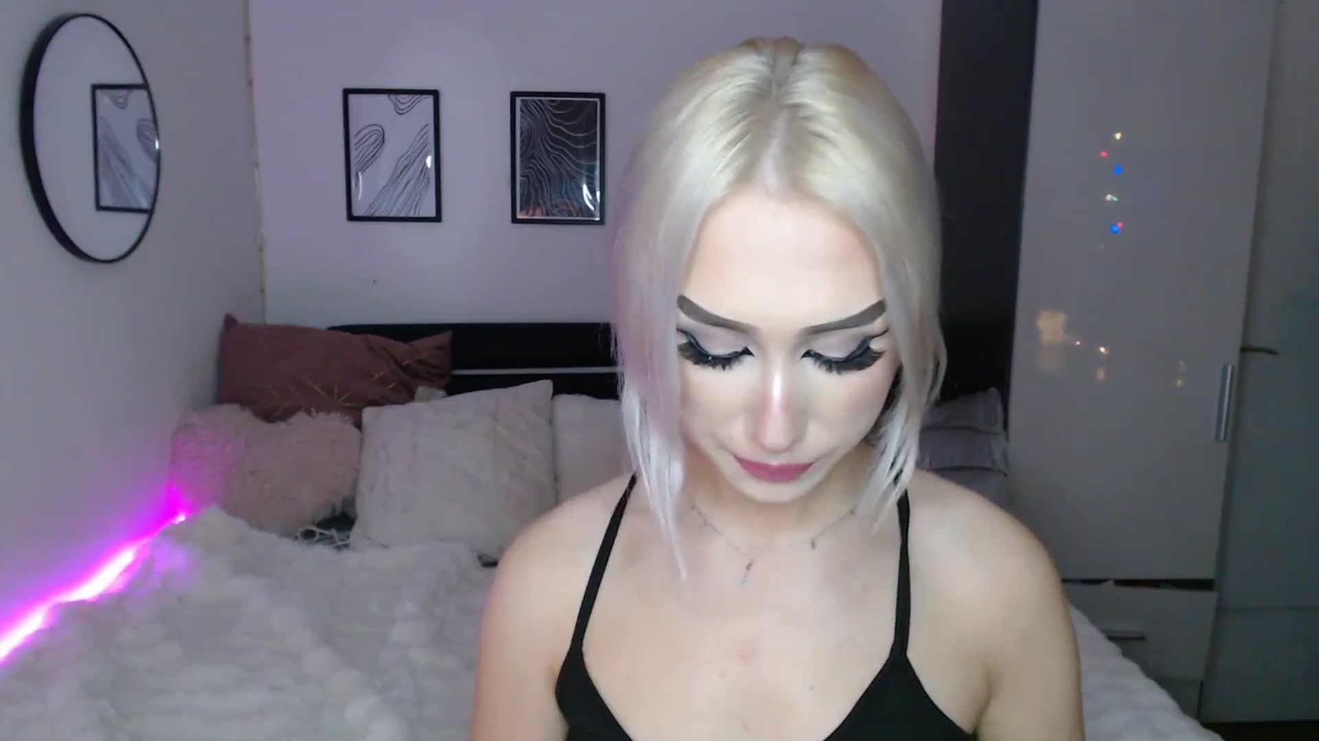 Gallery image thumbnail from Isabella_baby's myfreecams stream on, 12/23/2025, 24:32 image 16 of 20