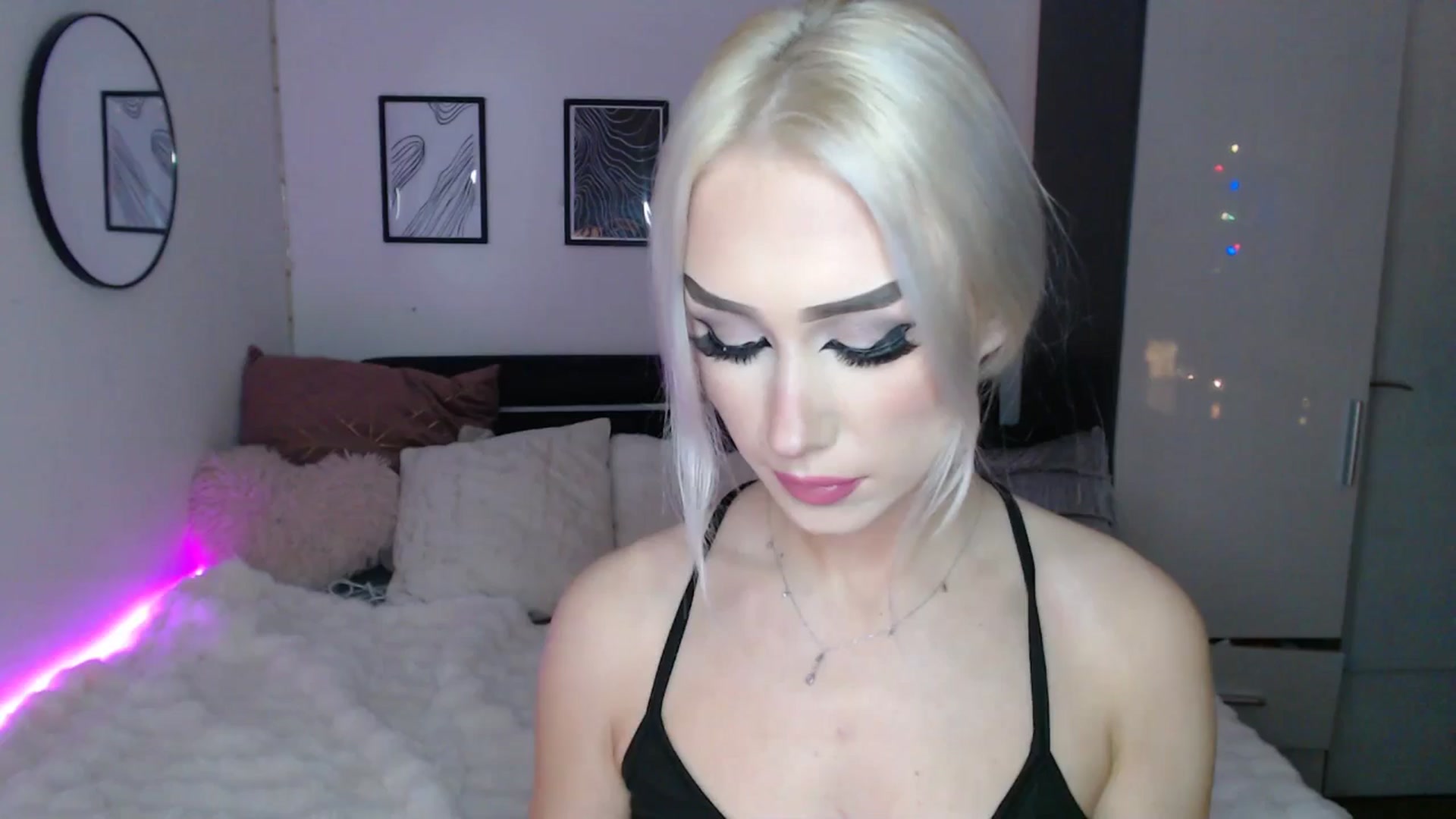 Gallery image thumbnail from Isabella_baby's myfreecams stream on, 12/23/2025, 24:32 image 1 of 20