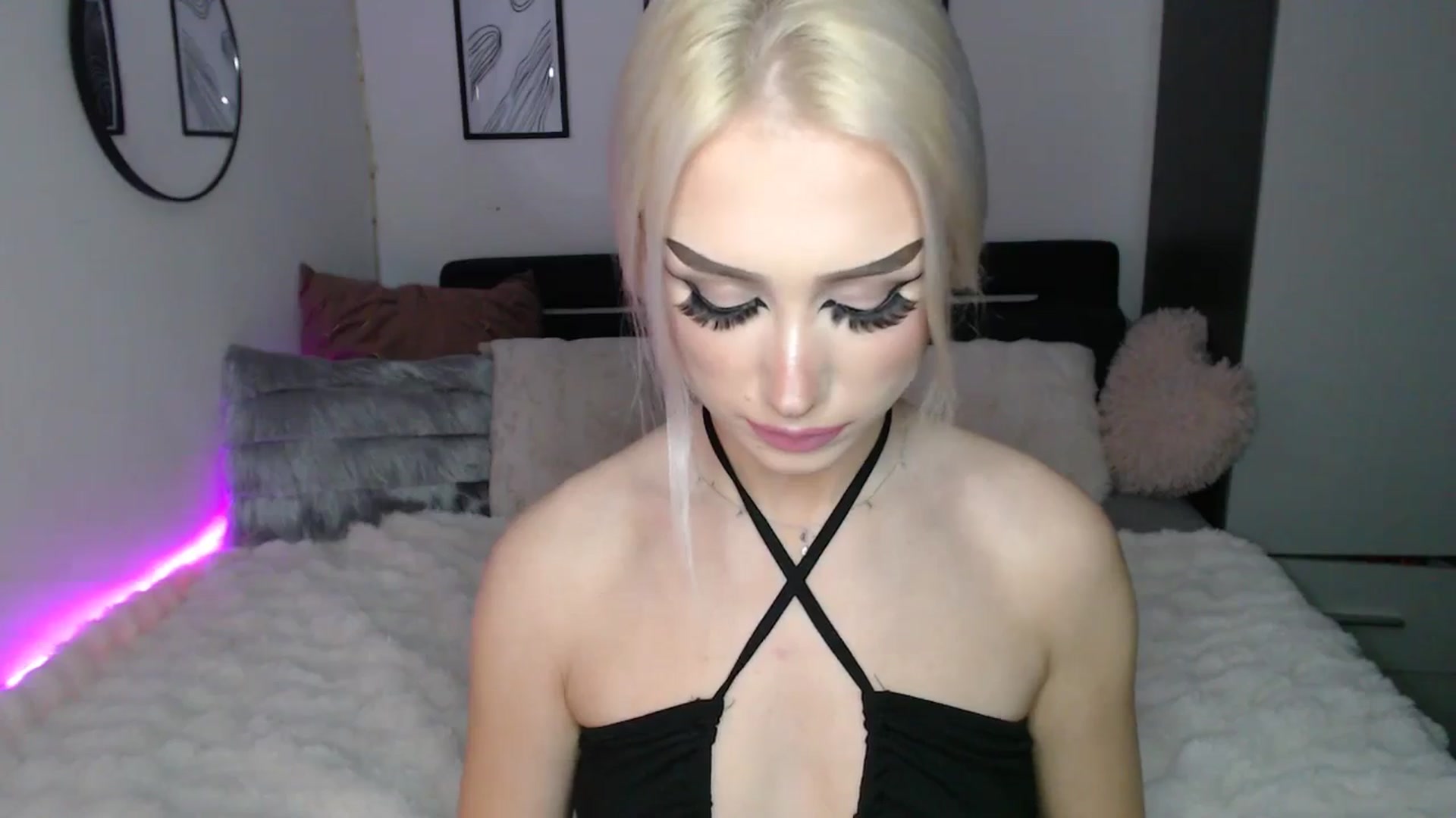 Gallery image thumbnail from Isabella_baby's myfreecams stream on, 12/27/2025, 02:00 image 16 of 20