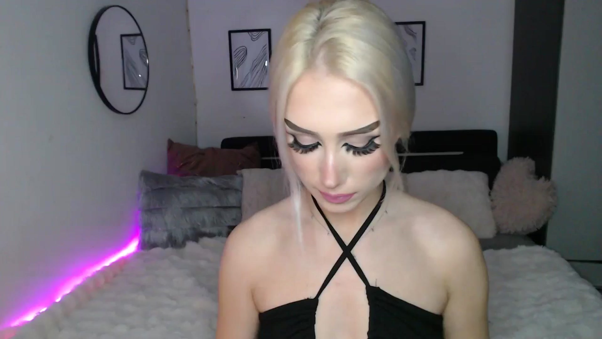 Gallery image thumbnail from Isabella_baby's myfreecams stream on, 12/27/2025, 02:00 image 3 of 20