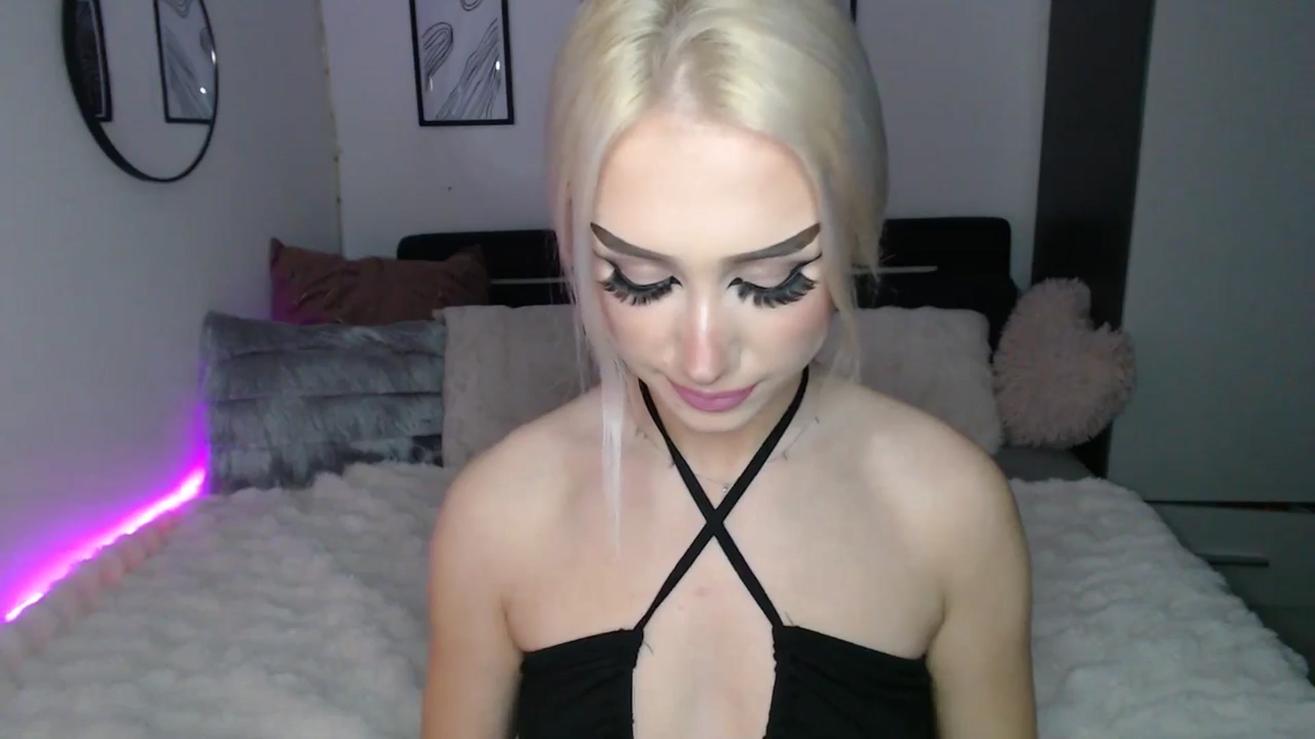 Gallery image thumbnail from Isabella_baby's myfreecams stream on, 12/27/2025, 02:00 image 18 of 20