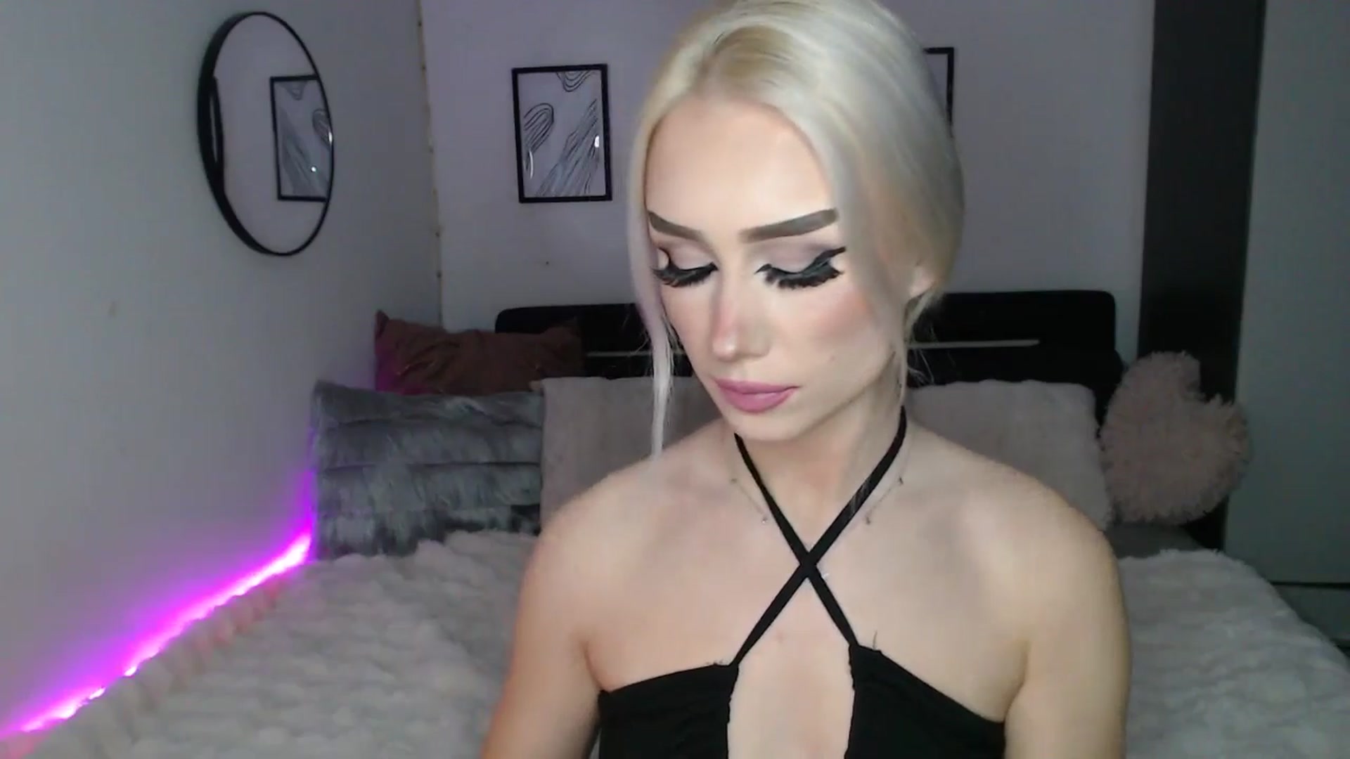Gallery image thumbnail from Isabella_baby's myfreecams stream on, 12/27/2025, 02:00 image 9 of 20