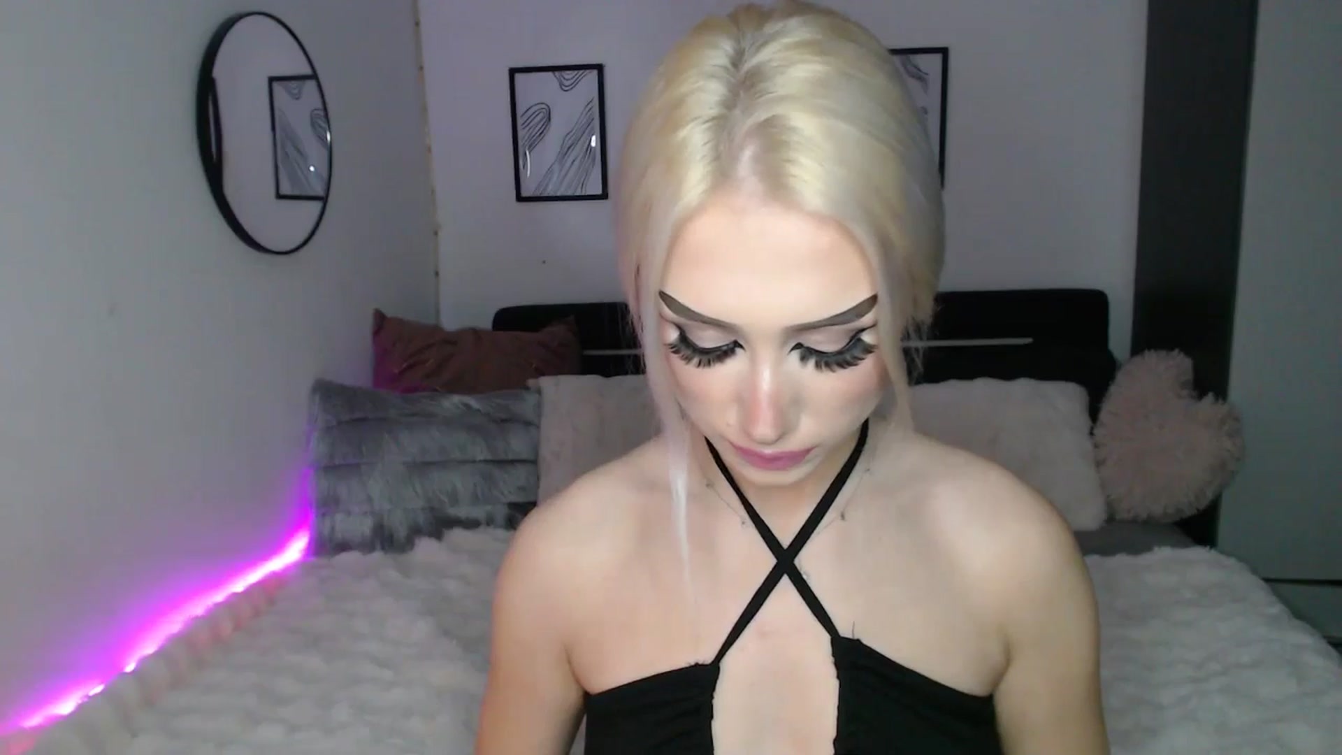 Gallery image thumbnail from Isabella_baby's myfreecams stream on, 12/27/2025, 02:00 image 7 of 20