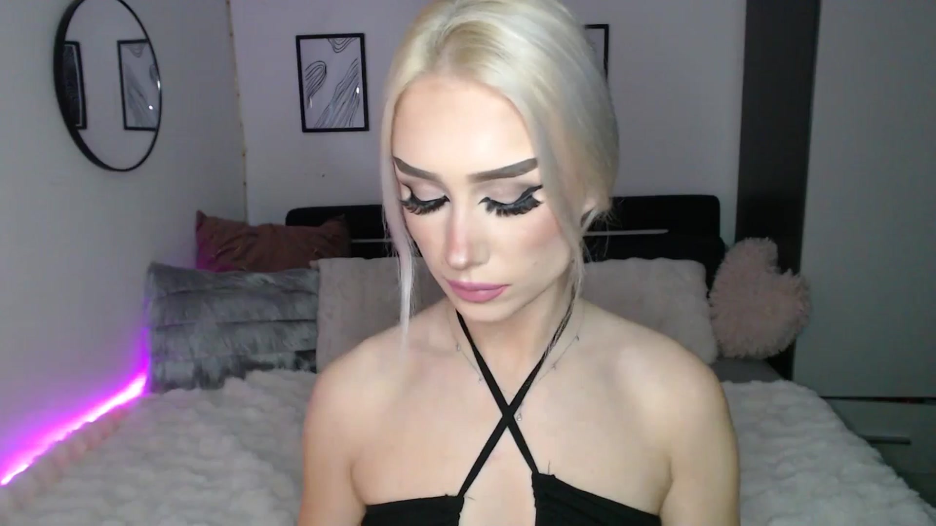 Gallery image thumbnail from Isabella_baby's myfreecams stream on, 12/27/2025, 02:00 image 13 of 20