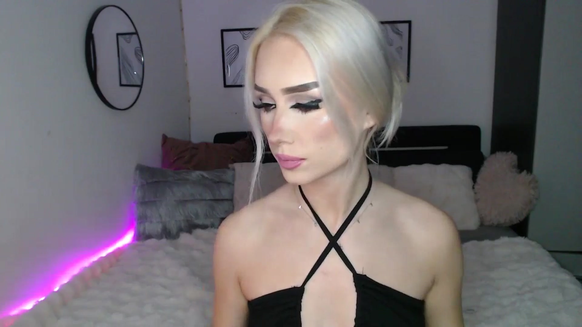 Gallery image thumbnail from Isabella_baby's myfreecams stream on, 12/27/2025, 02:00 image 2 of 20