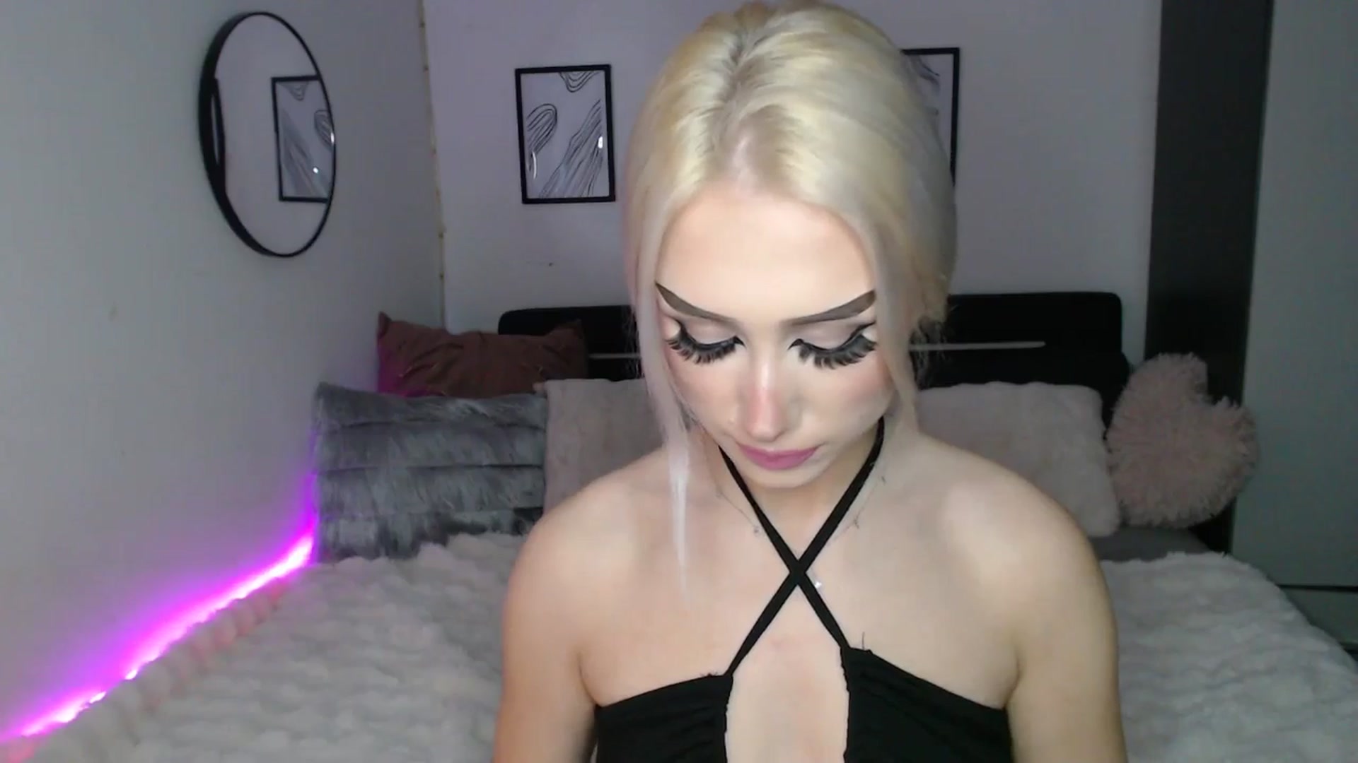 Gallery image thumbnail from Isabella_baby's myfreecams stream on, 12/27/2025, 02:00 image 8 of 20