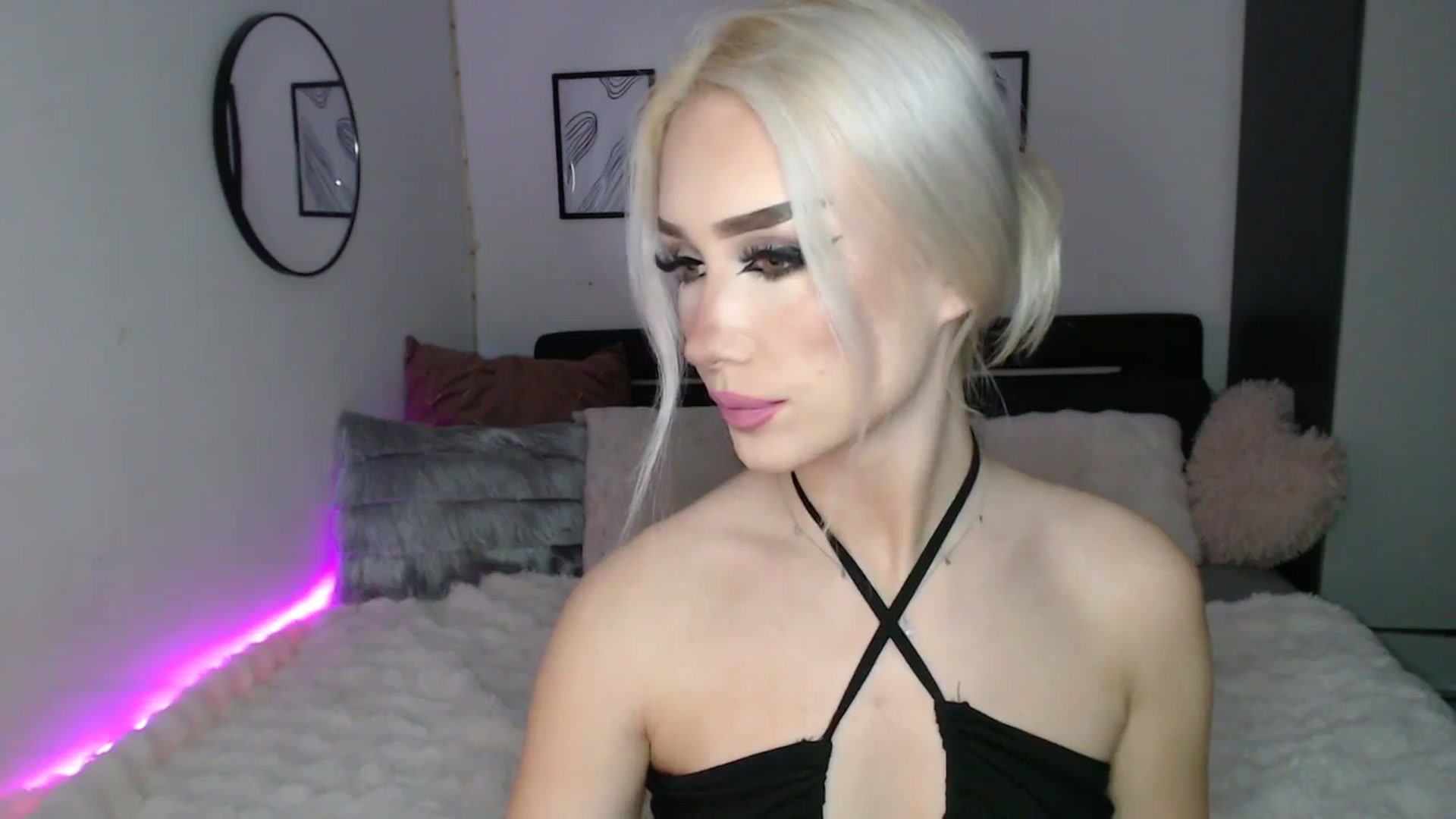 Gallery image thumbnail from Isabella_baby's myfreecams stream on, 12/27/2025, 02:00 image 6 of 20