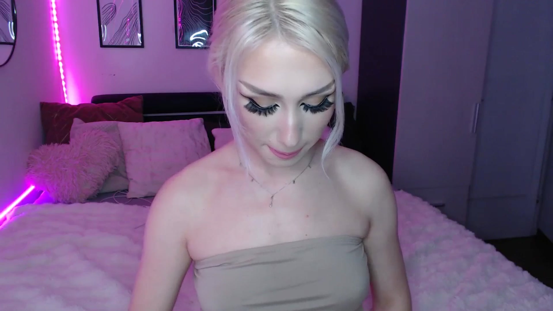 Gallery image thumbnail from Isabella_baby's myfreecams stream on, 03/08/2026, 20:27 image 13 of 20