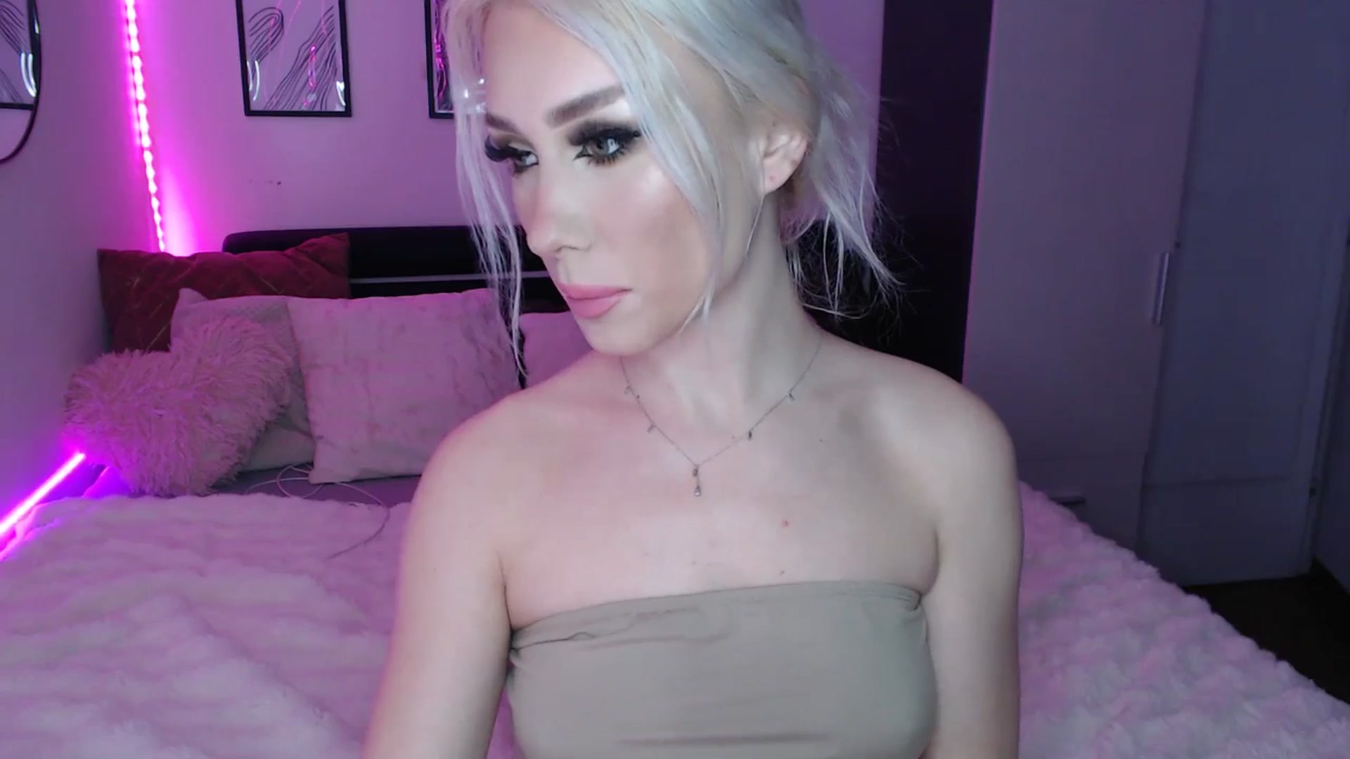 Gallery image thumbnail from Isabella_baby's myfreecams stream on, 03/08/2026, 20:27 image 11 of 20