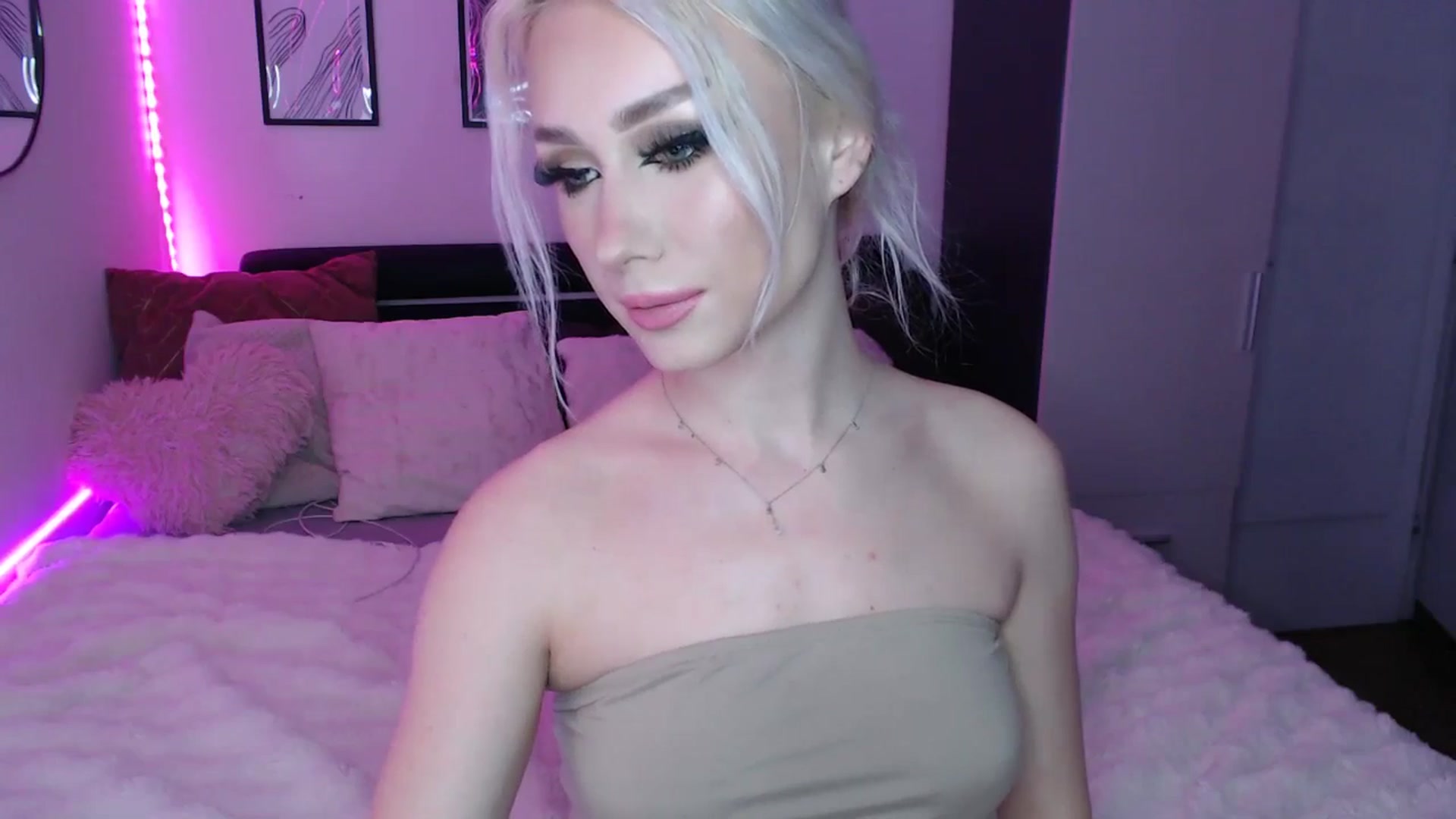 Gallery image thumbnail from Isabella_baby's myfreecams stream on, 03/08/2026, 20:27 image 16 of 20