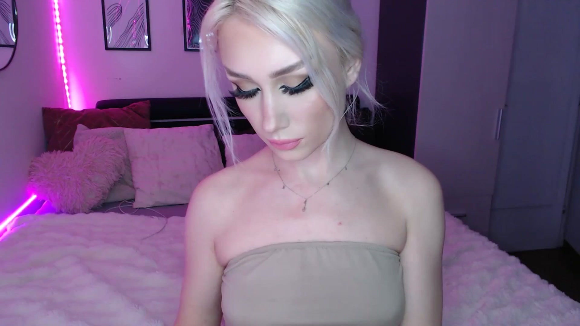 Gallery image thumbnail from Isabella_baby's myfreecams stream on, 03/08/2026, 20:27 image 3 of 20